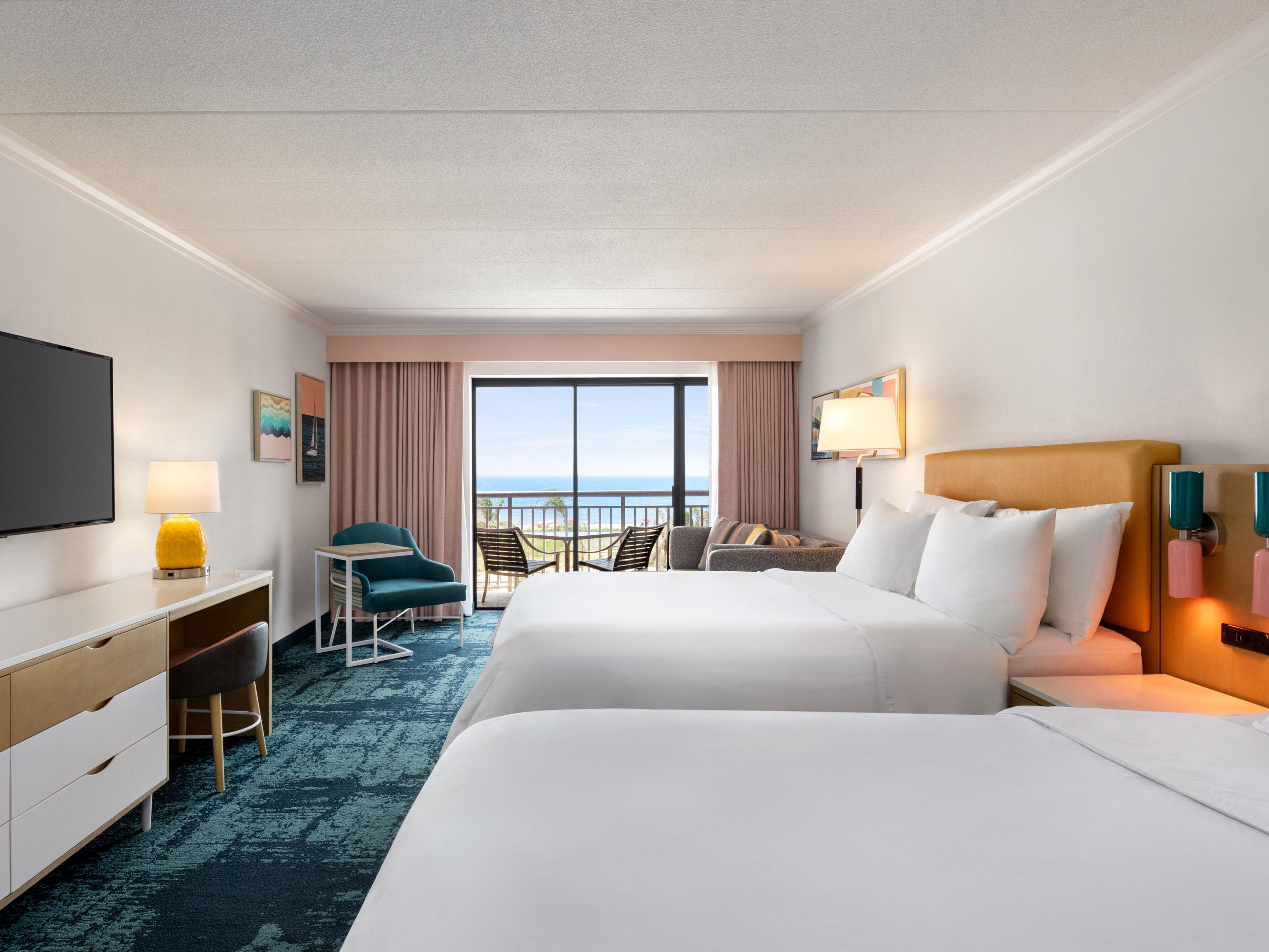 設備の整った簡易キッチンとプライベートバルコニーを備えた快適で便利な客室をお楽しみください。 各簡易キッチンには電子レンジ、冷蔵庫、必須調理器具が備わり、軽食や食事を簡単に準備できます。 長期滞在や家族での楽しみに最適で、ご自宅のような雰囲気で休暇をお楽しみください。