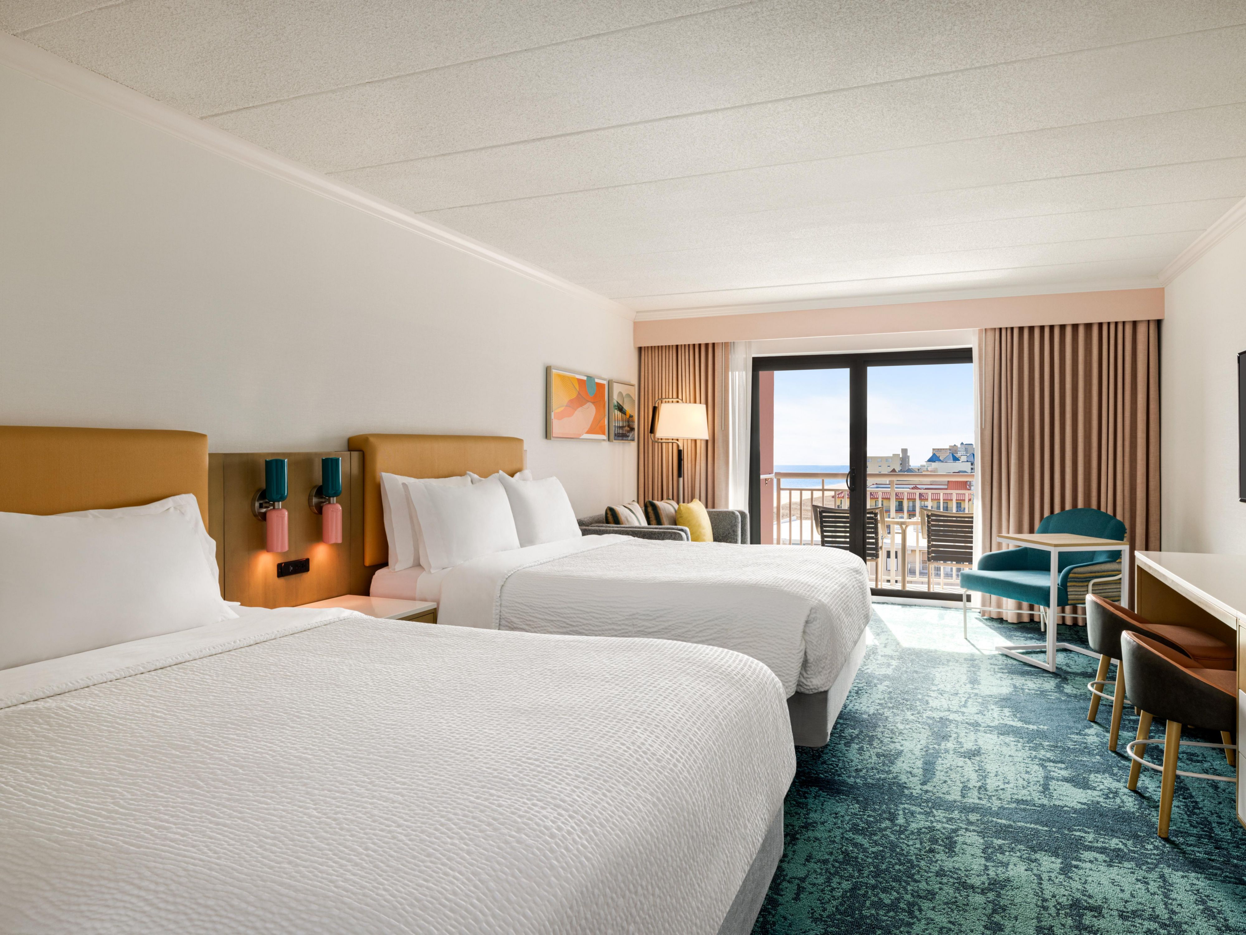 設備の整った簡易キッチンとプライベートバルコニーを備えた快適で便利な客室をお楽しみください。 各簡易キッチンには電子レンジ、冷蔵庫、必須調理器具が備わり、軽食や食事を簡単に準備できます。 長期滞在や家族での楽しみに最適で、ご自宅のような雰囲気で休暇をお楽しみください。