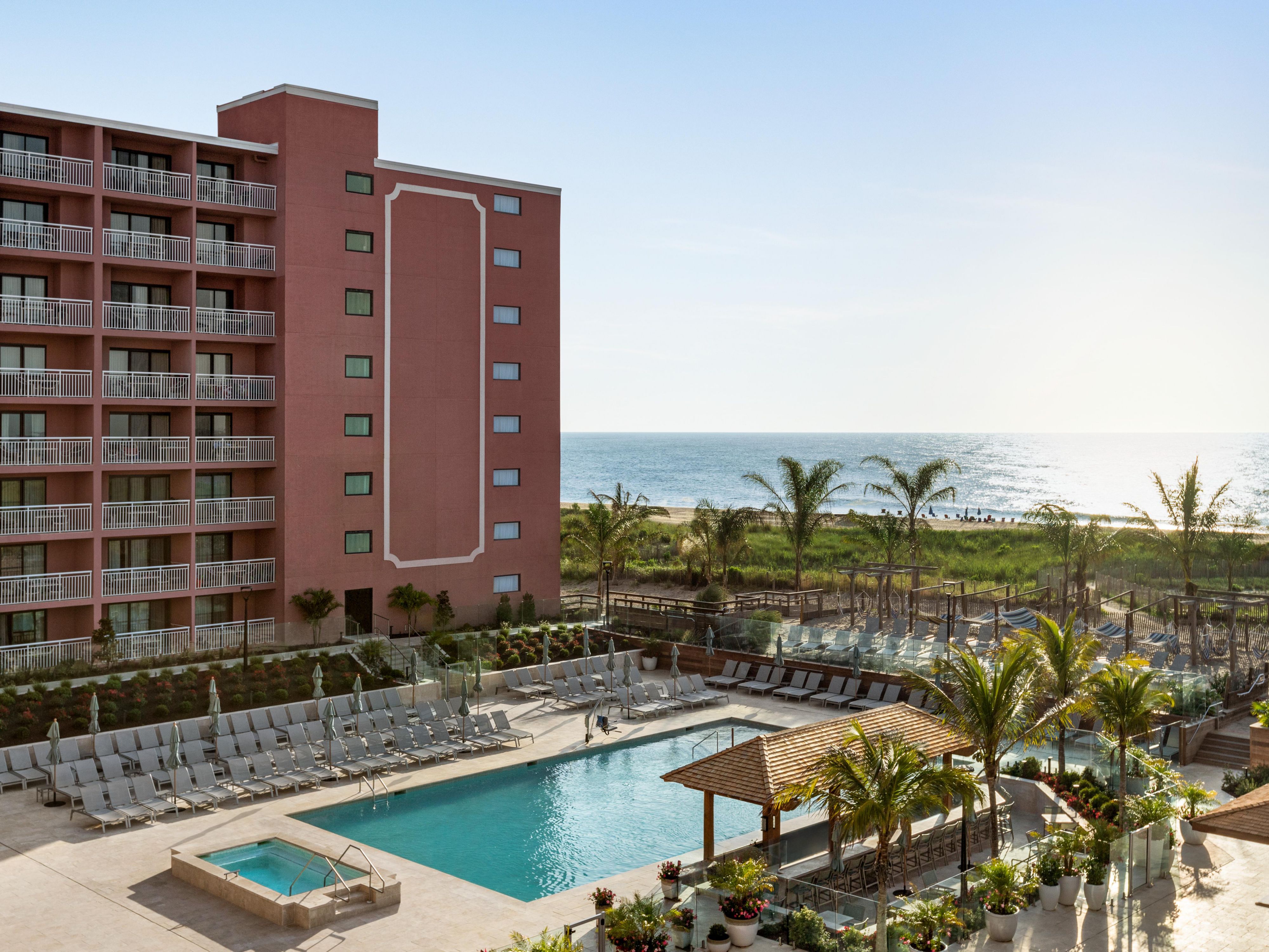 オーシャンシティのビーチフロントホテルは、素晴らしい施設を備えていますかスイムアップバー、ホットタブ、ファイヤーピット、さまざまなキッズアクティビティを備えた屋内プールと屋外プールをお楽しみください。さらに、館内にある2軒のレストランでは、12歳未満のお子様は無料でお食事いただけます。ホテル内のフィットネスセンターでアクティブな毎日を過ごしたり、EV充電スタンドや無料Wi-Fi便利なご滞在をご利用ください。