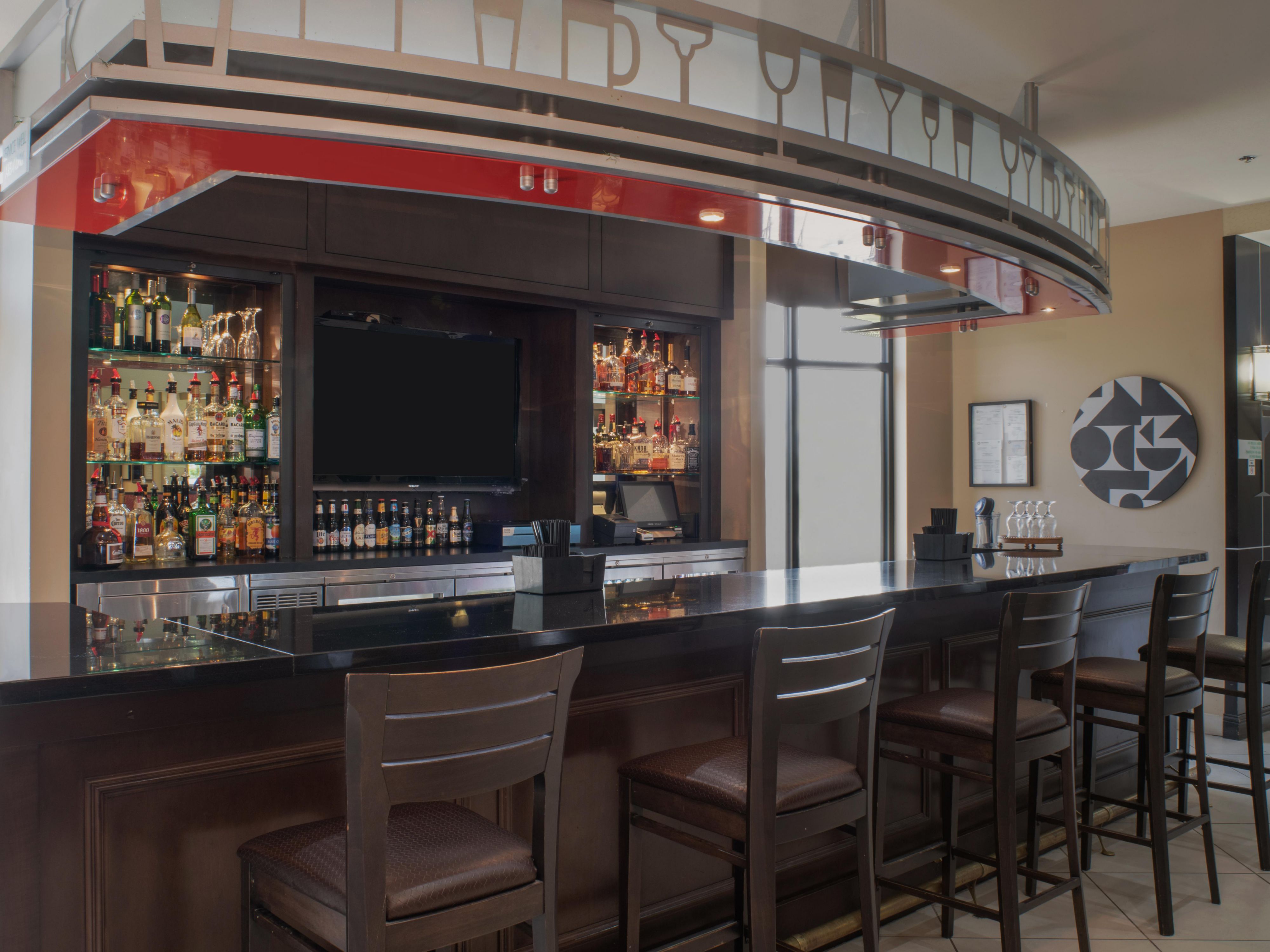 Enjoy breakfast, dinner, and an inviting atmosphere at River Cafe. Indulge with wine, beer, and craft cocktails in the evenings. Our on site dining options near Meridian make it easy to satisfy your appetite during your stay at Holiday Inn Oklahoma City Airport. Children ages 11 and under eat free (up to four children per group).