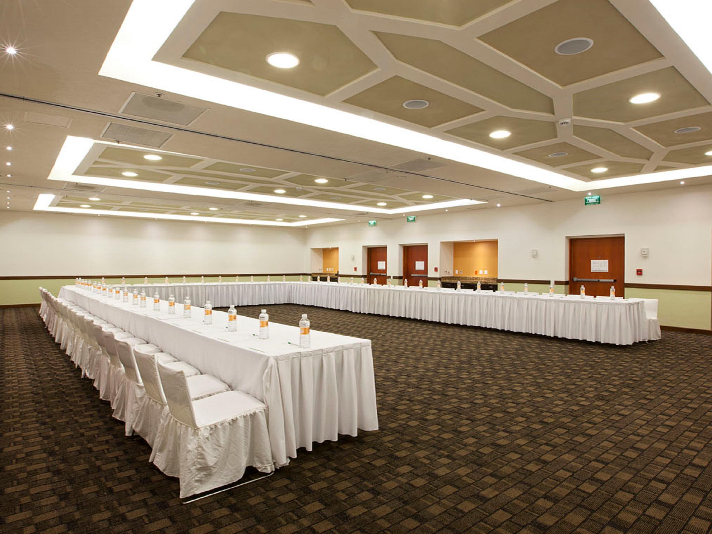 We have the perfect meeting room for all your important reunions. Fully equipped with everything you need for your events.