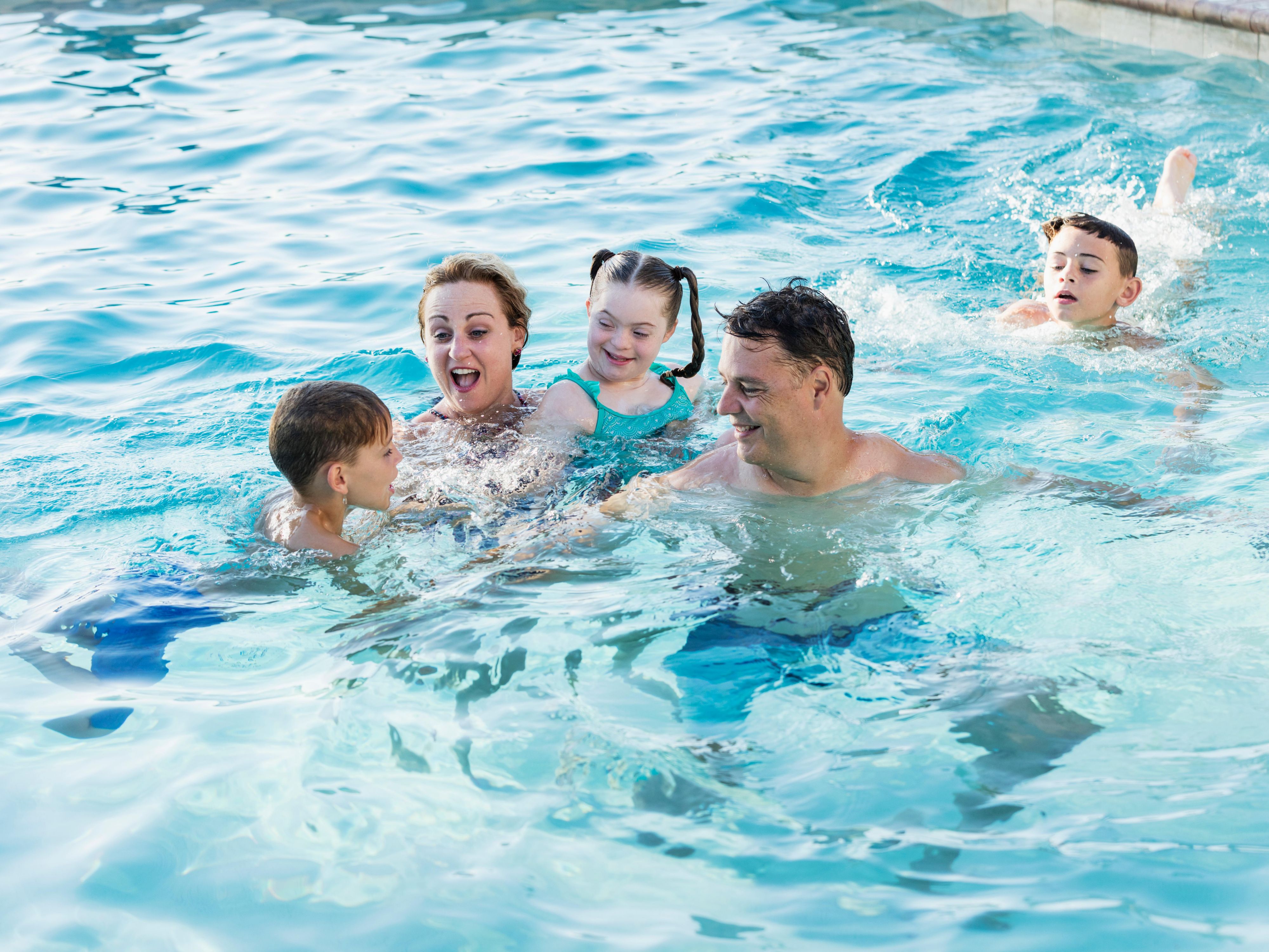 At Holiday Inn Orlando International Dr-ICON, find yourself steps from family-friendly attractions, exciting entertainment, and local hotspots. Whether you're soaking up the sun, exploring new sights, or simply unwinding with good company, you’ll find everything you need for an unforgettable getaway. 