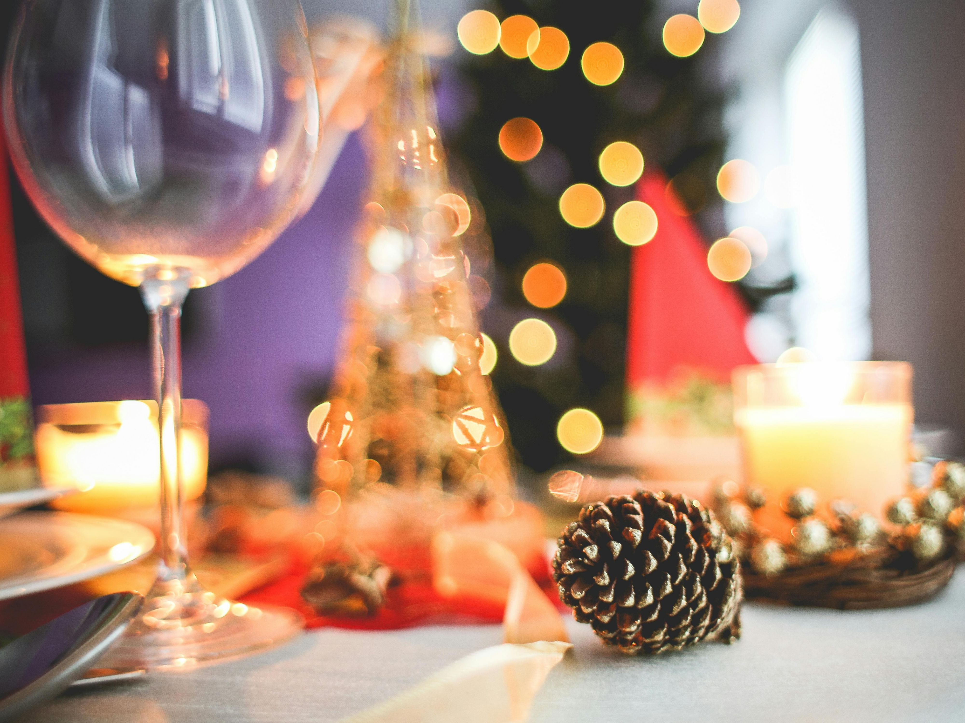 Host a spectacular holiday party at the Holiday Inn Orlando International Airport! Our special package includes a dance floor, speakers, holiday decor, and four hours of meeting space. Enjoy a two-hour open bar and delicious buffet service, with pricing inclusive of tax and service fees. Plus, all packages include complimentary parking.
