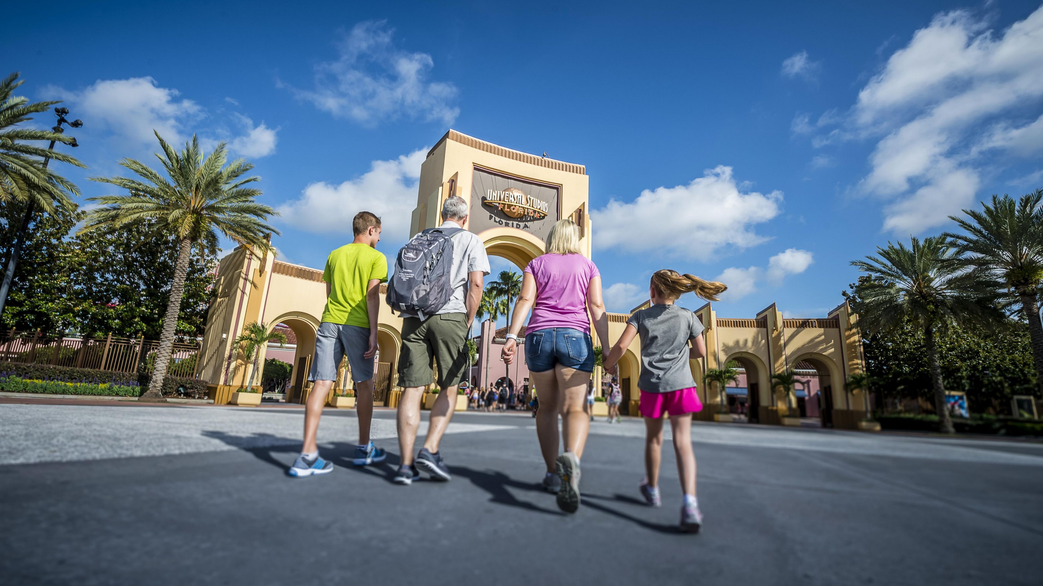 Family walking into Universal Studios