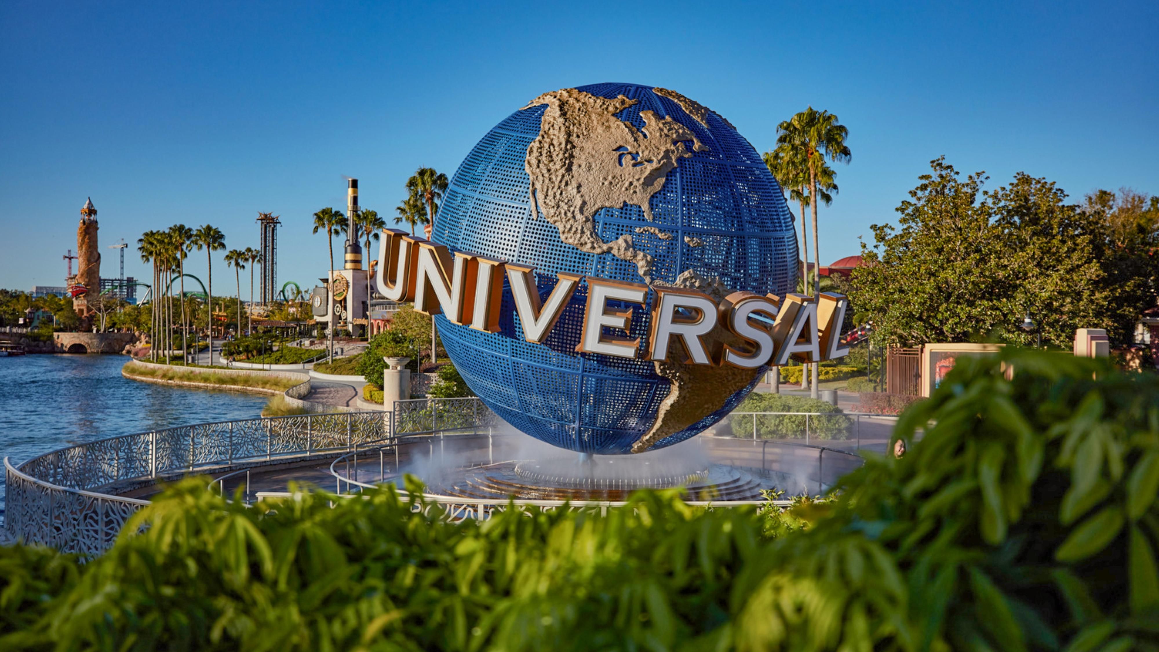 Universal Studios sign at the park