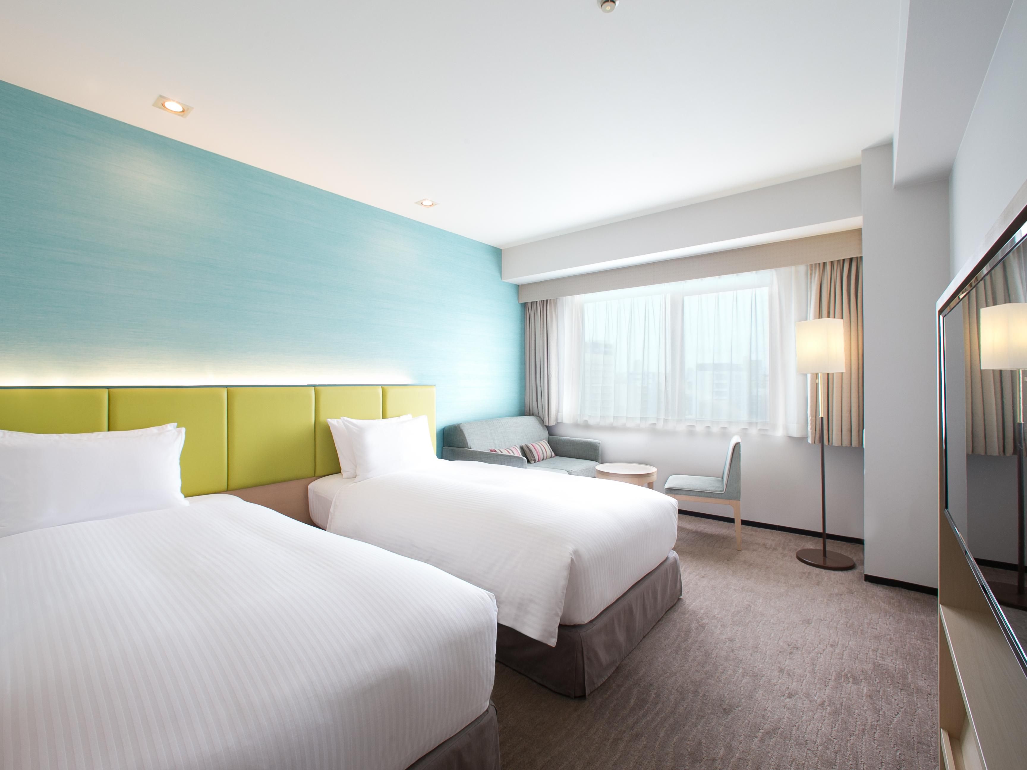 Our hotel offers a variety of rooms to cater to different needs. Adorned with Holiday Inn's signature green accents, each room features a spacious layout, ensuring a relaxing stay. Ideal for families and groups, all rooms are equipped with a range of thoughtful amenities to provide comfort and convenience throughout your stay.