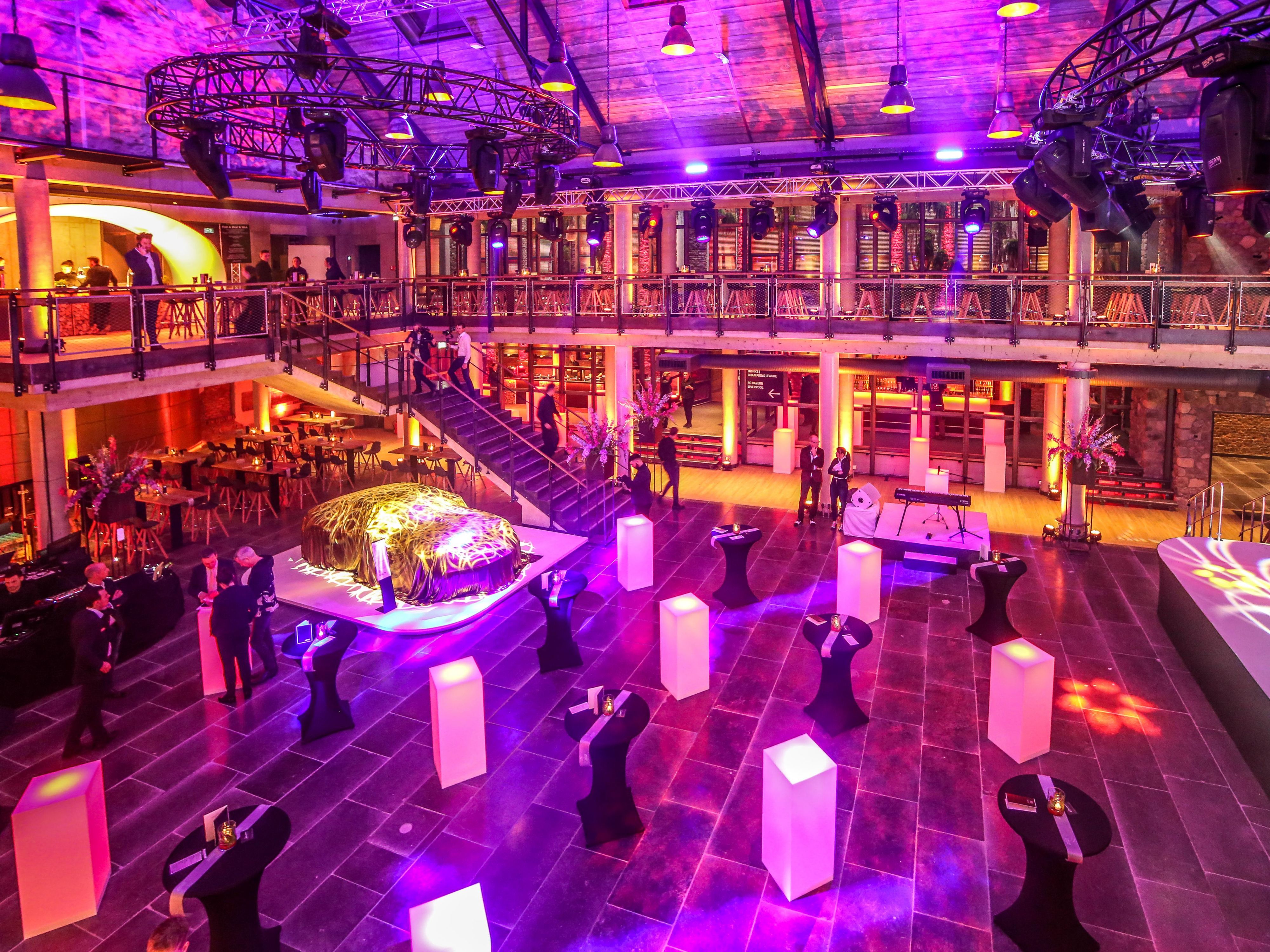 You need a lot of space for your big event, e.g. a wedding, meeting, company party or product presentation? With the Alando Palais we have unique and spacious Room that will make your event shine. With our professional team on site, you have the perfect partner for your big event.
