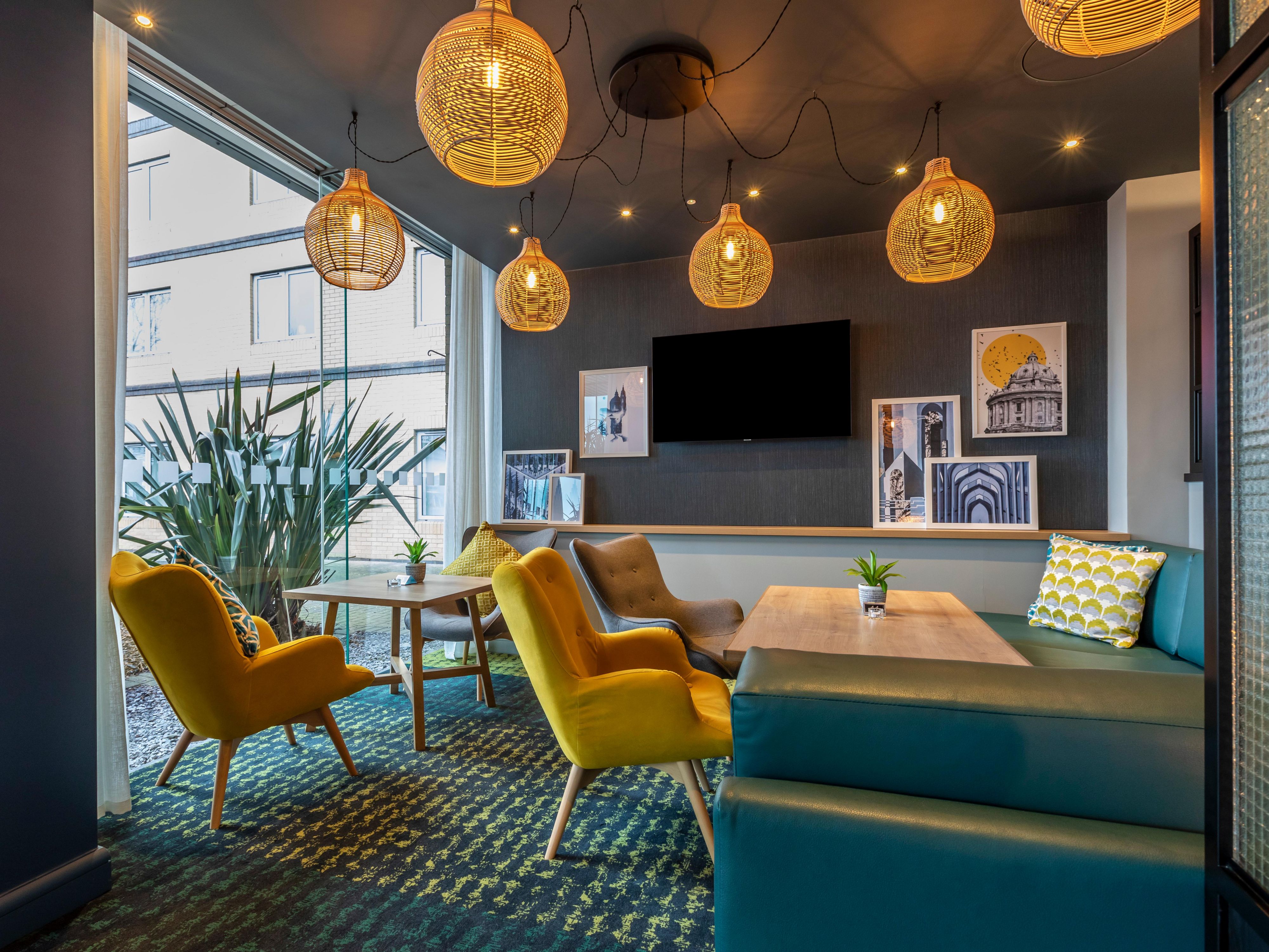 Our open, flexible lobby is the perfect place to work, relax, eat, drink, and socialize. With soothing light fixtures, warm blue and green hues, cosy chairs, and a business centre, you can balance business with leisure. Meet friends at our casual restaurant and bar serving local and global food. Explore the area through our Virtual Tour.