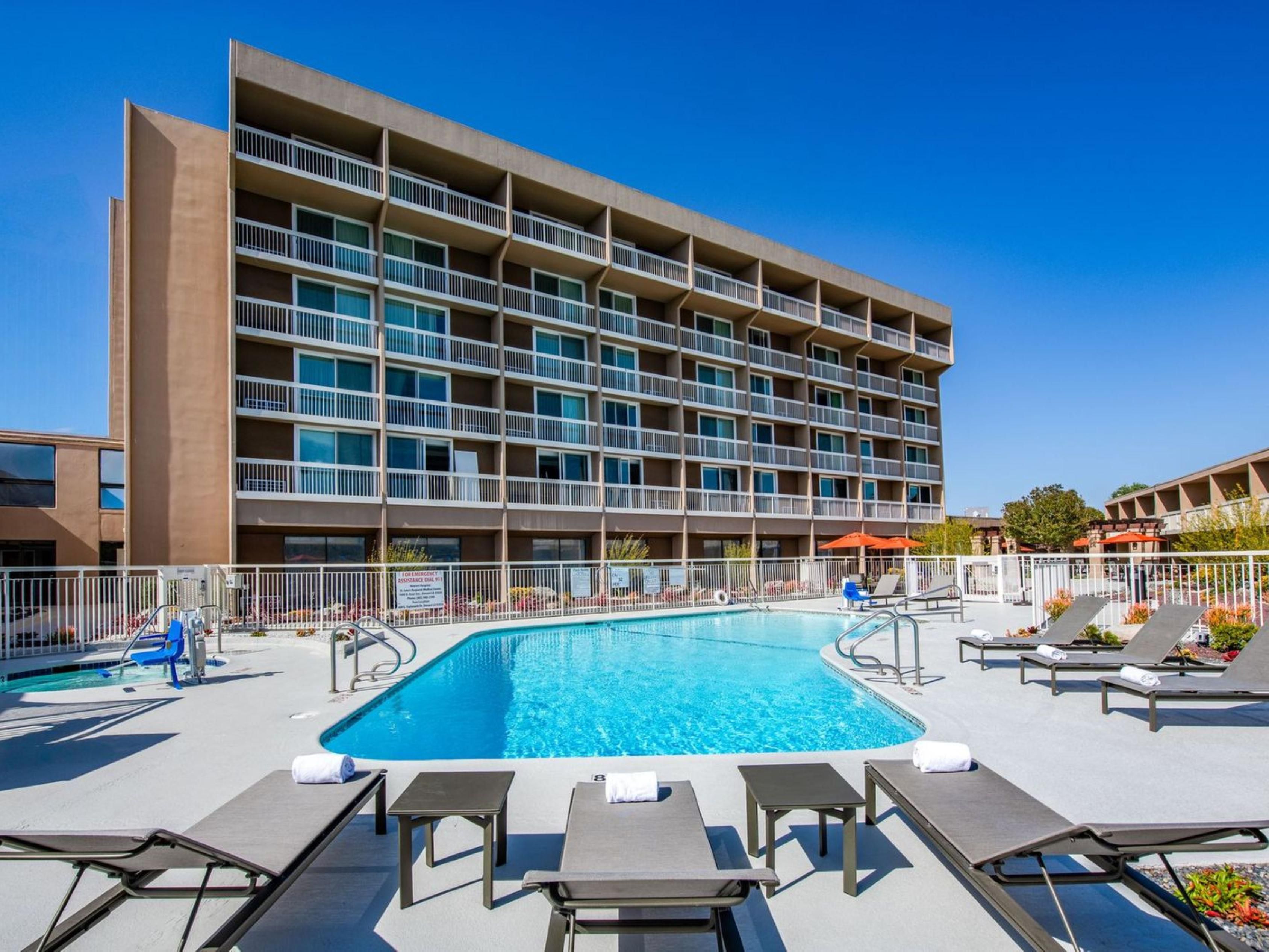 Searching for an Oxnard hotel with a pool and top-tier amenities? Look no further! Enhance your stay with free Wi-Fi, an on-site restaurant and bar, and a market for your convenience. Stay active in our fitness center, relax in our outdoor pool and whirlpool, and enjoy access to our laundry facilities—all designed for your comfort and enjoyment.
