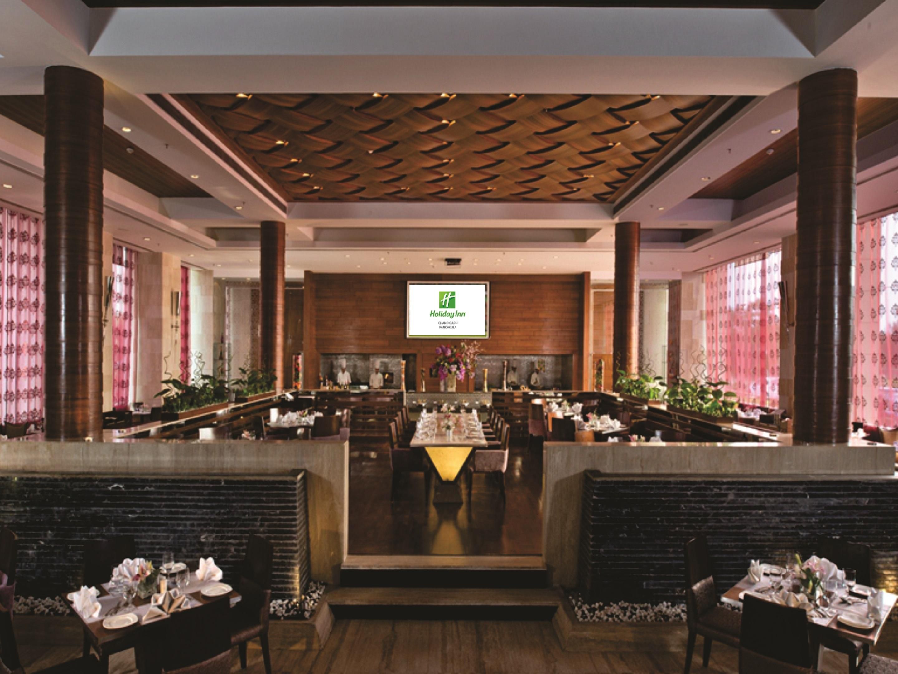 Café G is a vibrant and lively place featuring dishes from around the world, serving breakfast, lunch and dinner in a live kitchen style contemporary setting. The large glass window panes add life to the restaurant during the day and the restaurant's dramatic lighting makes it the ultimate place to dine in the evenings.