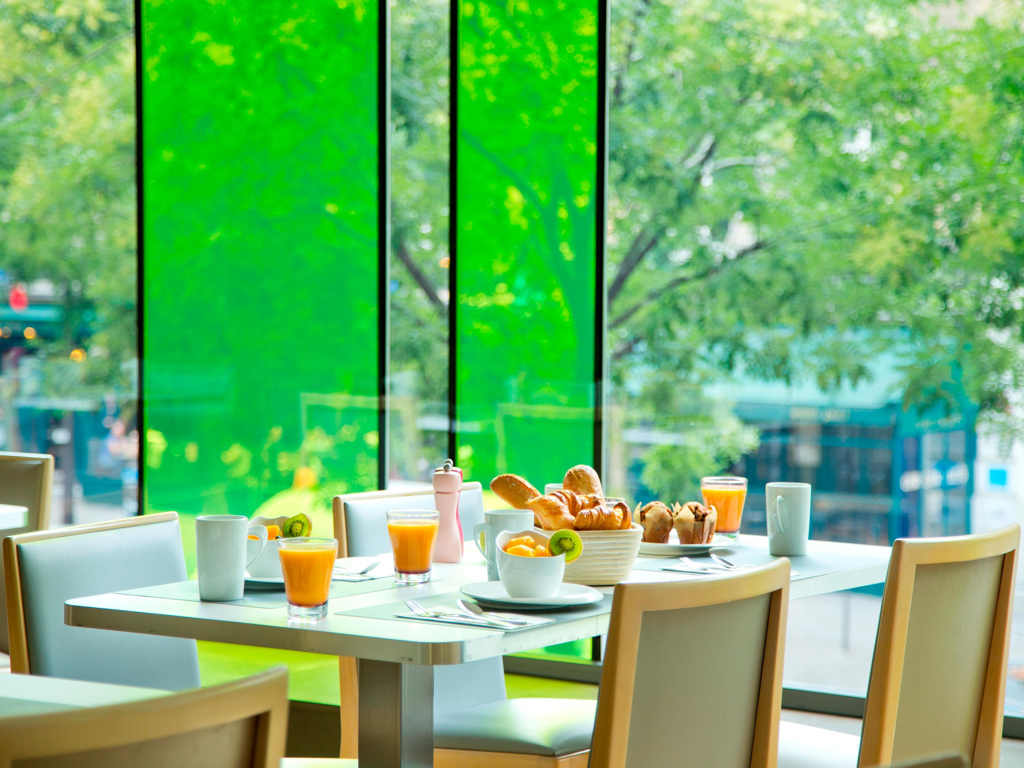 We propose a buffet breakfast to start your day in the best possible way! Our buffet consists of a wide choice of sweet and savoury dishes, hot drinks and squeezed juices. Take a seat in our breakfast room with a panoramic view of the Parisian Grands Boulevards. We serve you every morning until 10:30 am.