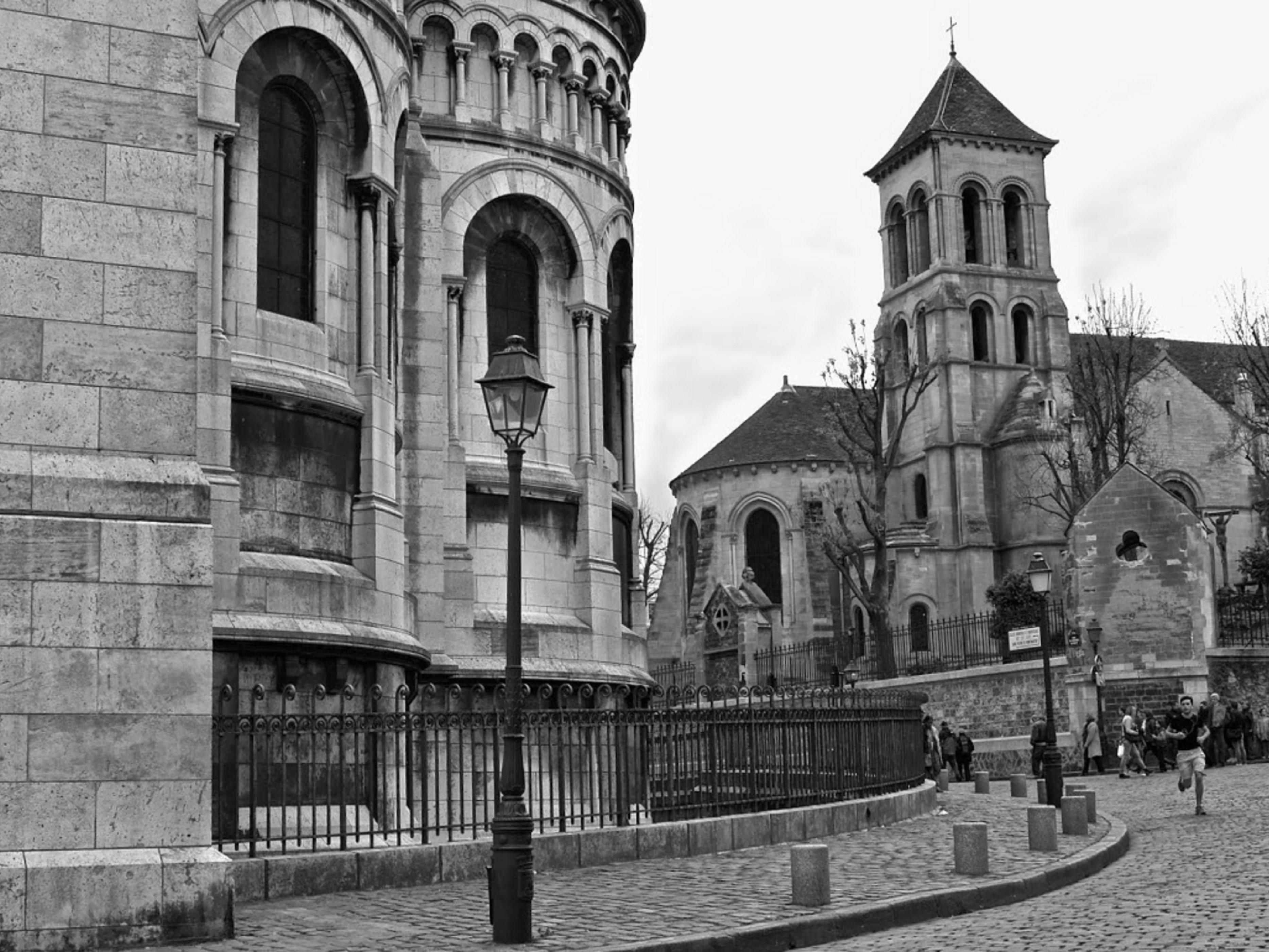 Savez-vous qu'il ne faut que 10mn à pied de l'hôtel pour atteindre le sommet de Montmartre et rejoindre la Basilique du Sacré Coeur? Ici, vous aurez une des plus belles vues de Paris. Réservez maintenant, restez avec nous, prenez vos propres photos de notre fabuleux Montmartre