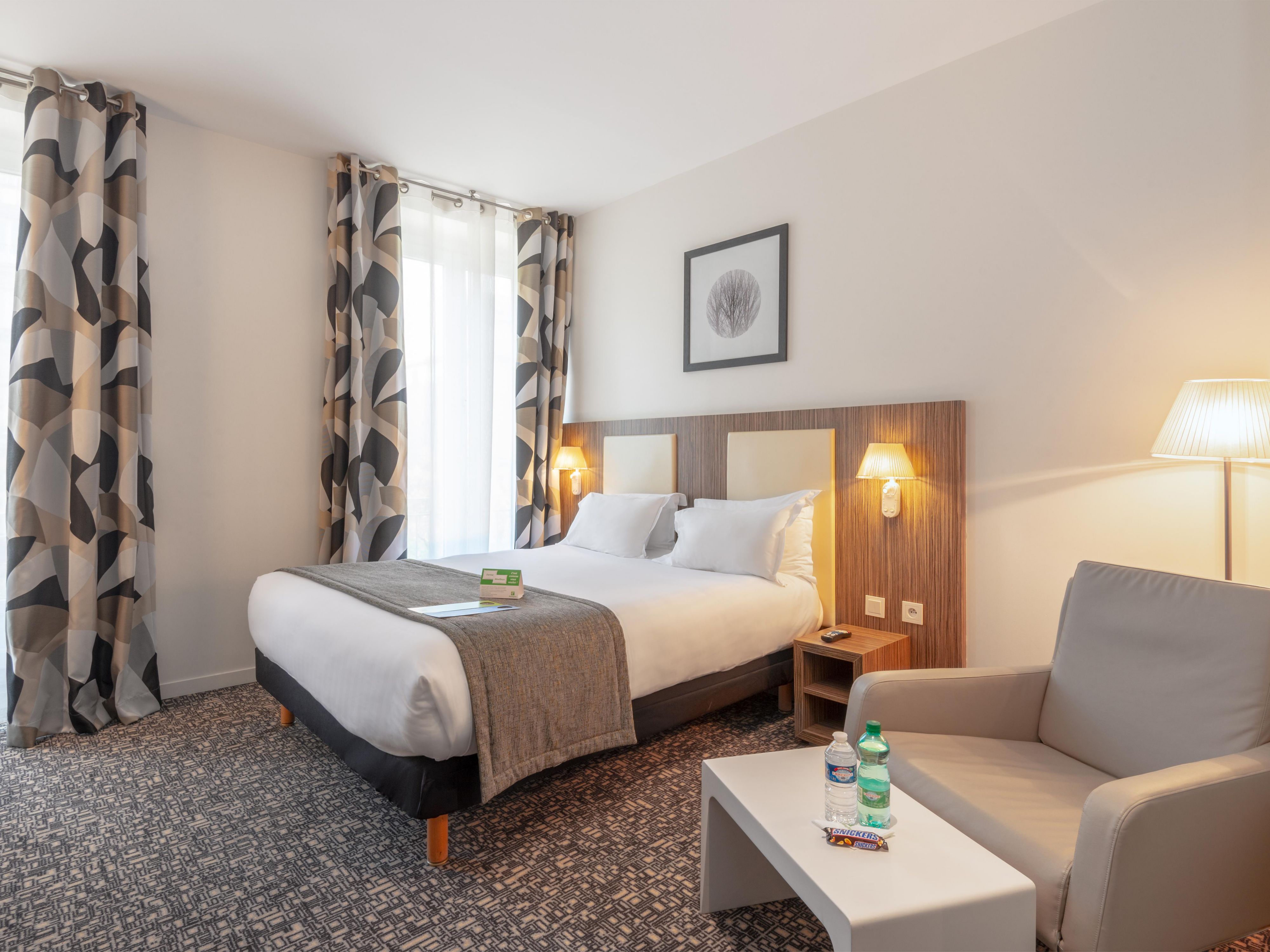 Our executive rooms are intended for demanding customers looking for high-end and comfortable accommodation. Their large 160 cm beds will allow you to fully enjoy your Parisian stay. At any time of the day, enjoy a Nespresso coffee. They all include bathrobes, slippers, and beauty products.