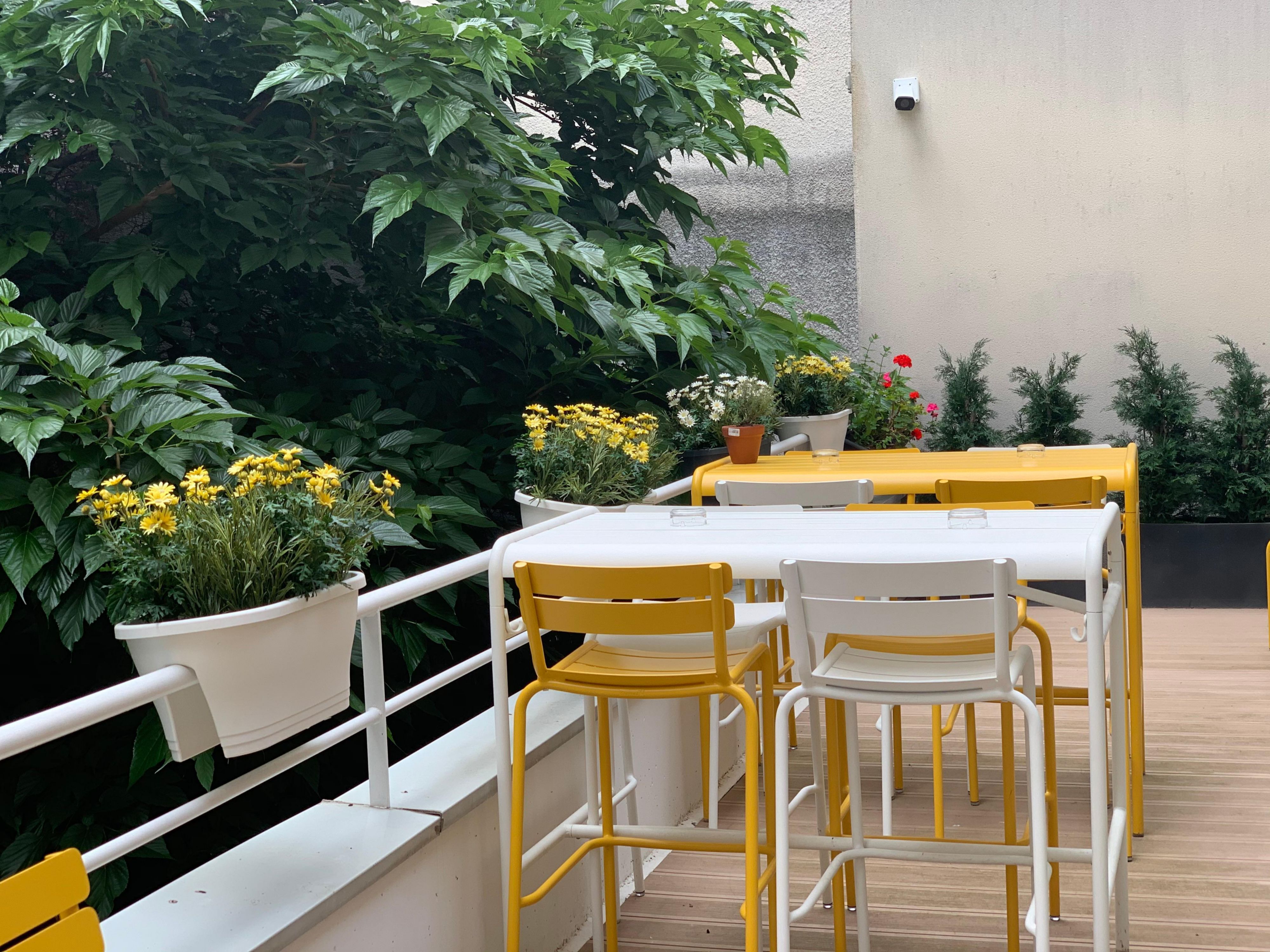 Pensiez-vous qu'il était possible de boire un verre à une terrasse très tranquille et privée dans Paris ? Chez Holiday Inn Paris Montmartre, c'est possible !