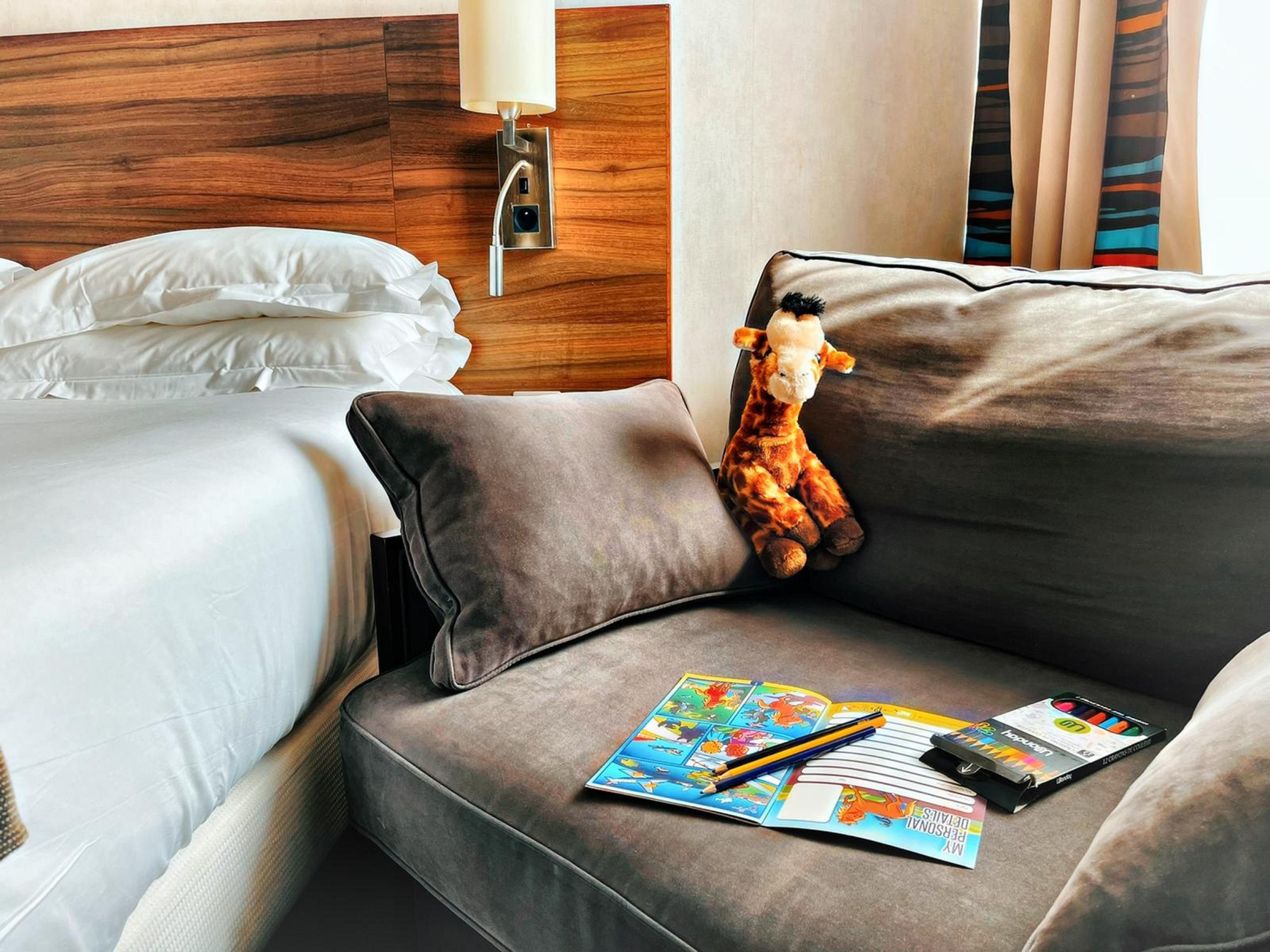 Séjourner dans notre chambre Familiale peut accueillir jusqu'à 2 adultes et 3 enfants. Composée de 2 chambres adjacentes, vous pourrez vous détendre avec votre votre famille tout en gardant chacun son intimité. 41 m² au total et une 3ème porte pour vous séparer du couloir. Idéale pour profiter de votre séjour ! N'hésitez pas, réservez maintenant !