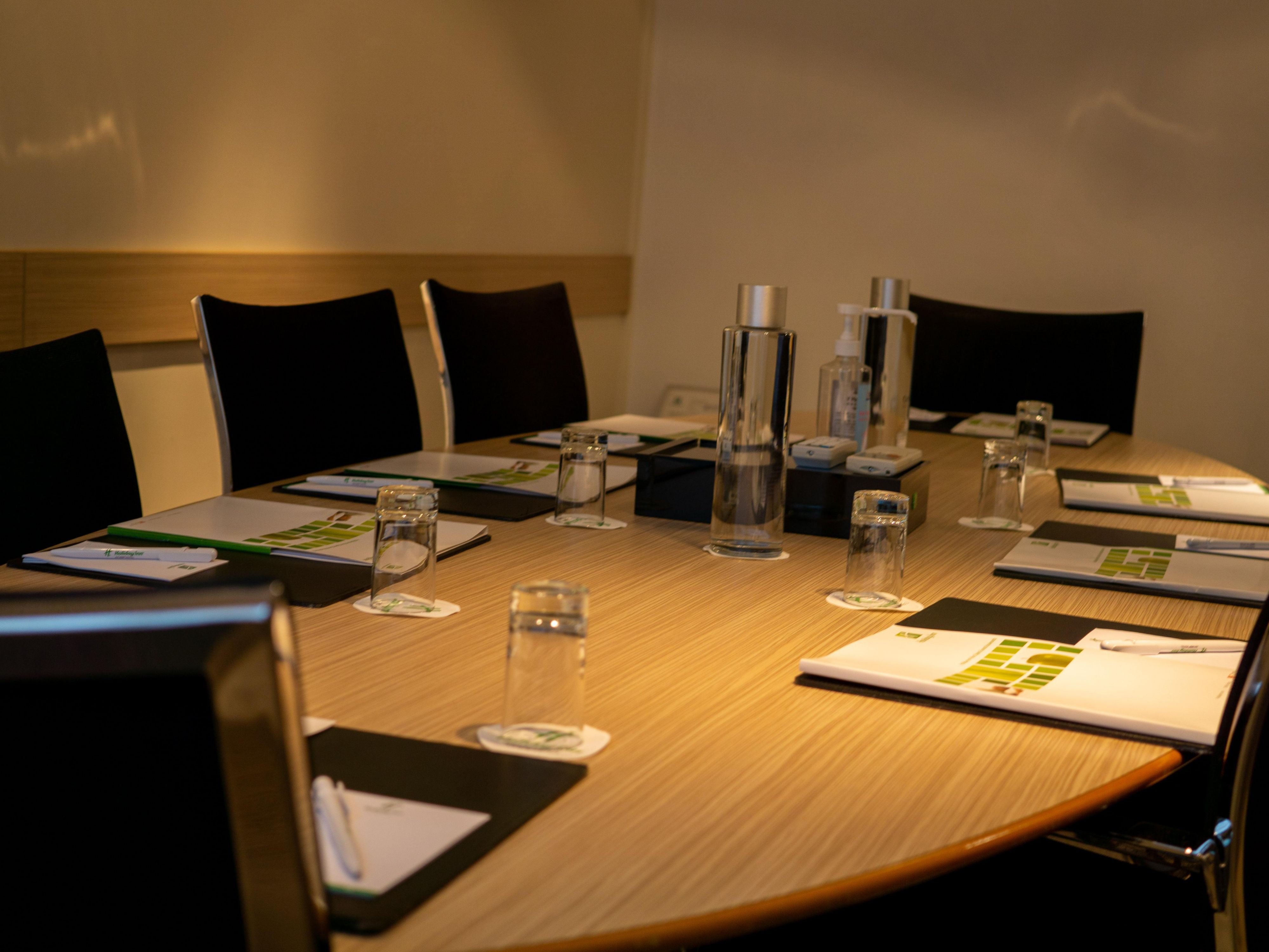 We offer an air-conditioned, bright room of 30m² with a view of the Grands Boulevards with up to all your professional meetings and coworking for eight people.