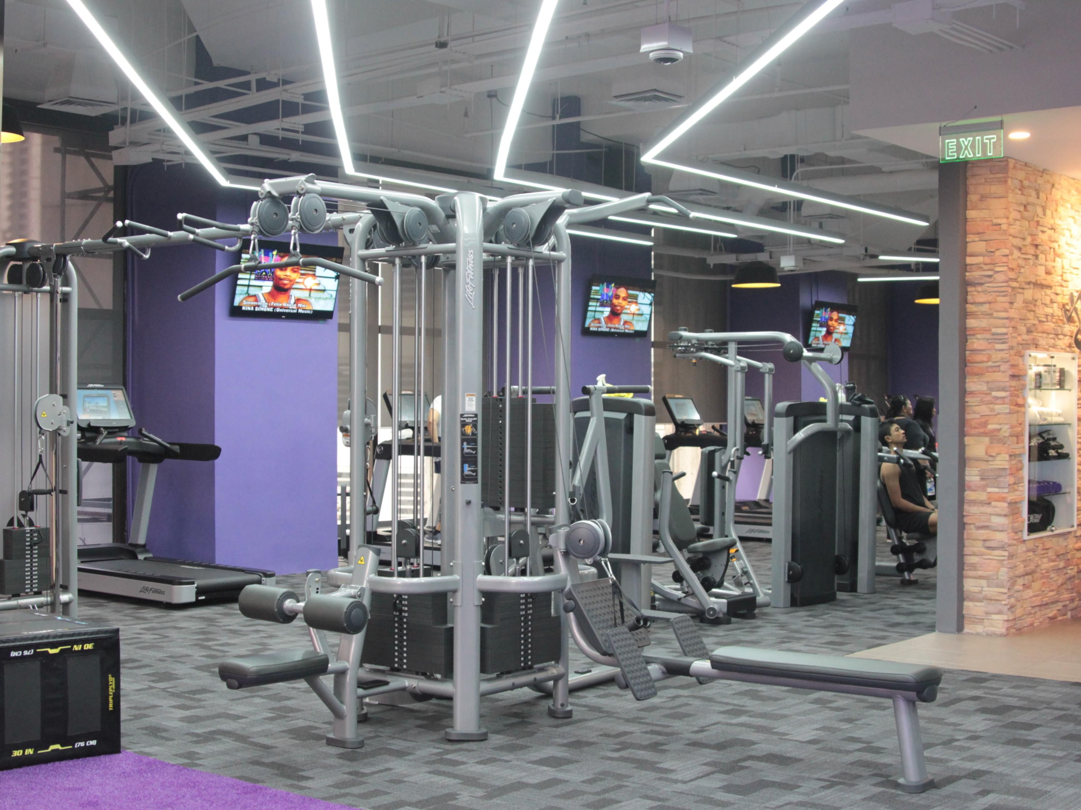 Auf Reisen ist es wichtig, in Form zu bleiben. Probieren Sie unser 24-Stunden-Fitnessstudio aus und nehmen Sie an unseren Fitnesskursen teil oder tauchen Sie in unseren Außenpool ein, um die Sonne zu genießen.