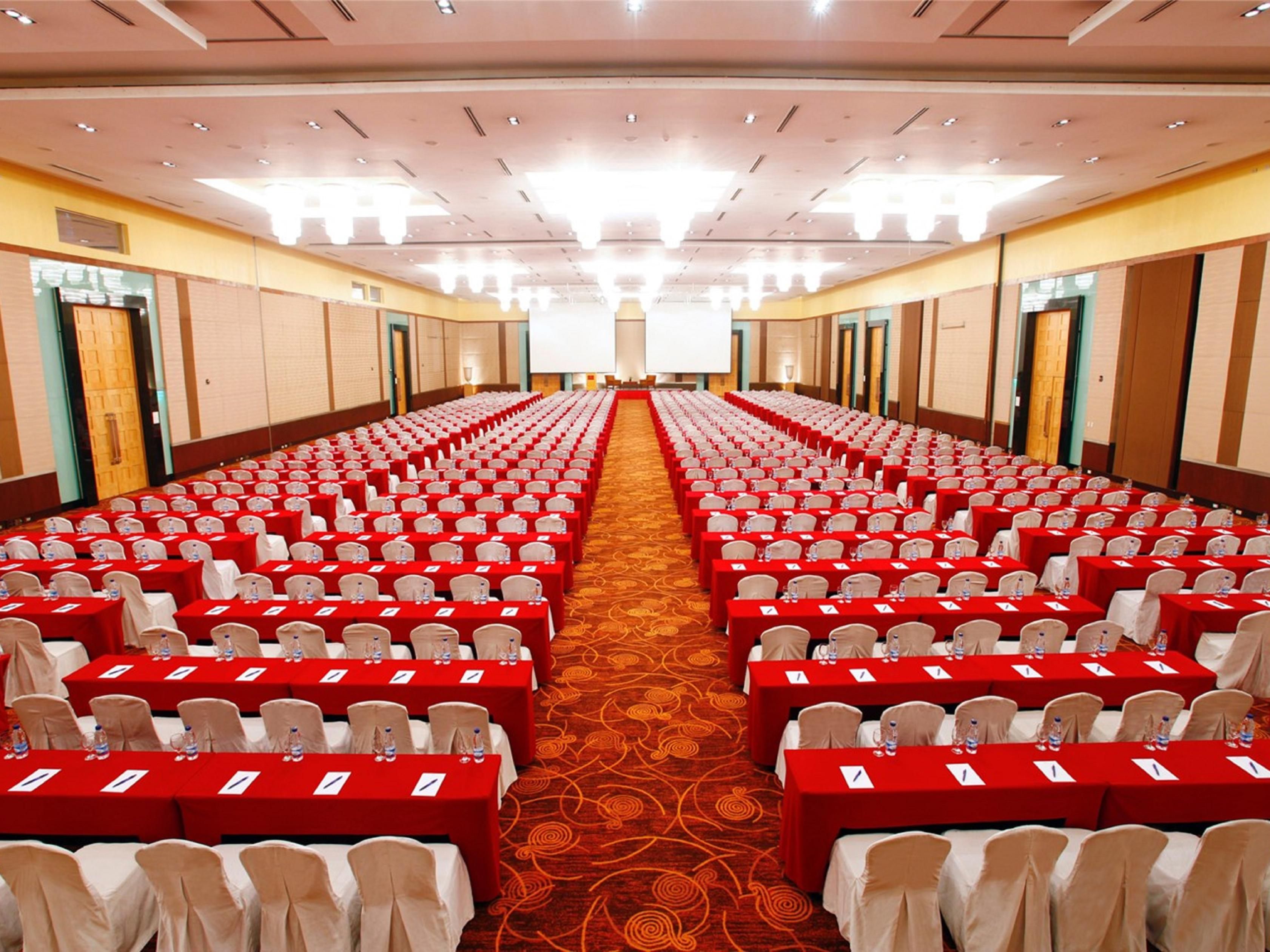 With a great venue and number of meeting rooms to choose from, Holiday Inn can accommodate your needs to arrange meetings, functions and seminars, all alike. Sharing around 34,000 square feet of meetings space across one single floor, we are more than ready to help you plan and deliver a seamless service for your event needs!