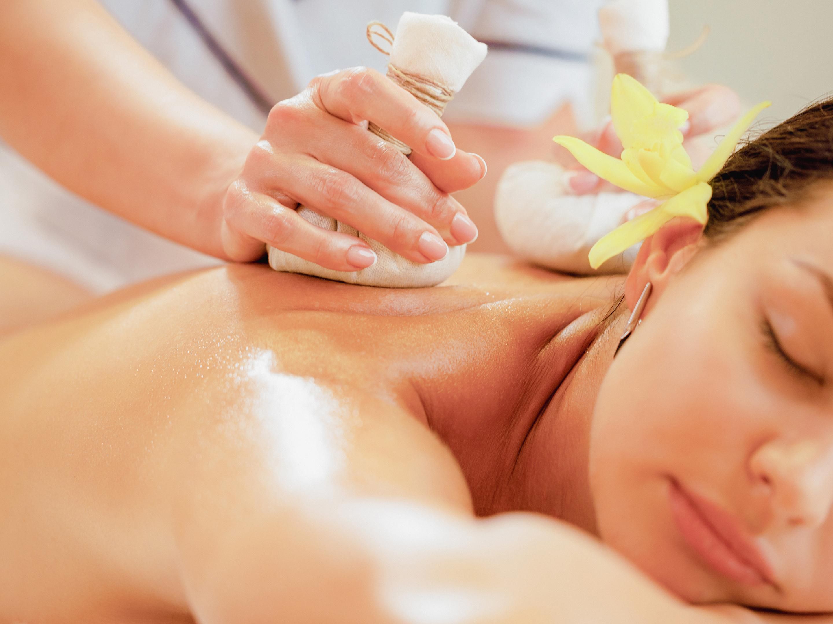 Dry massage. Масло для массажа. Массаж мешочками. Тайский массаж с маслом. Спа фруктовое удовольствие.