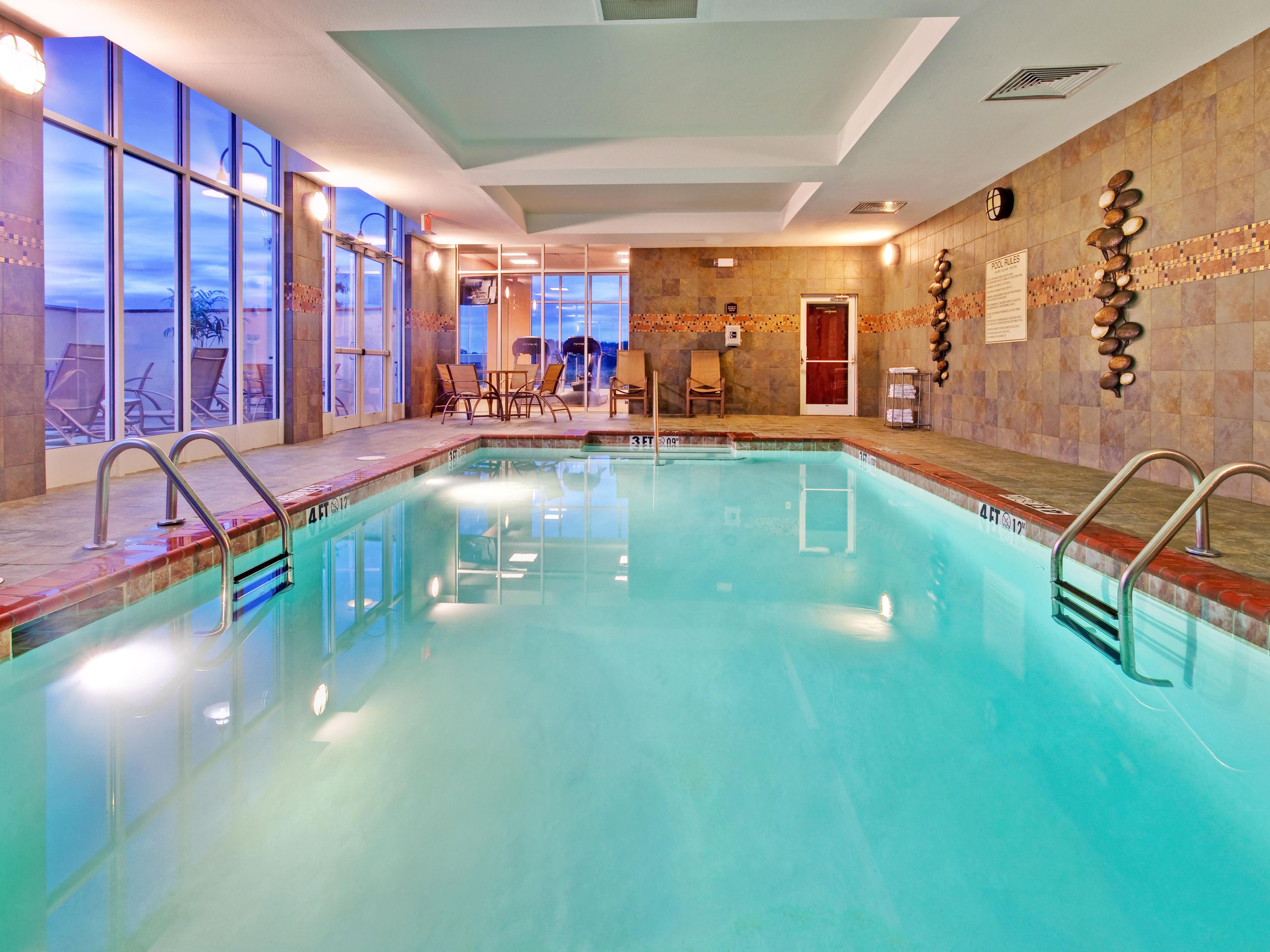 استيقظ في فندق تم تصميمه خصيصًا لك ولراحتك. سواء أكنت تستمتع بالسباحة في الـمسبح ، أو كنت تمارس التمارين الرياضية في مركز لياقة بدنية الموجود في الفندق ، أو تقوم بتسجيل الدخول عبر الإنترنت من خلال خدمة إنترنت عالي السرعة ، أو تستفيد بشكل كامل من موقف السيارات المجاني وخدمة حافلة نقل من وإلى المطار ، فأنت دائمًا هنا.