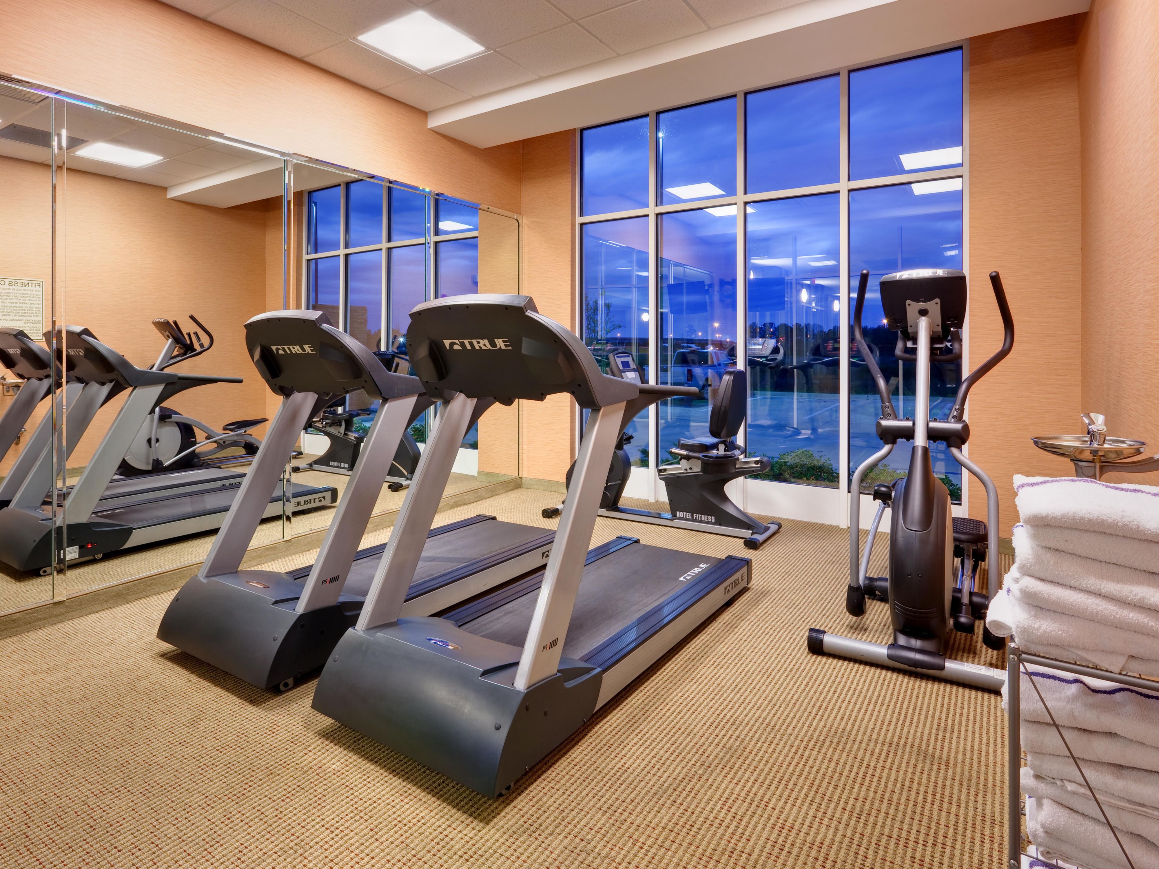 There are some hotels in Pearl, MS with an indoor pool, and there are some hotels near the Jackson International Airport with shuttle service, but only the Holiday Inn Pearl - Jackson Area hotel combines family-friendly amenities with high-quality service. Enjoy our on-site restaurant, Fitness Center, and free high-speed Wi-Fi internet access.