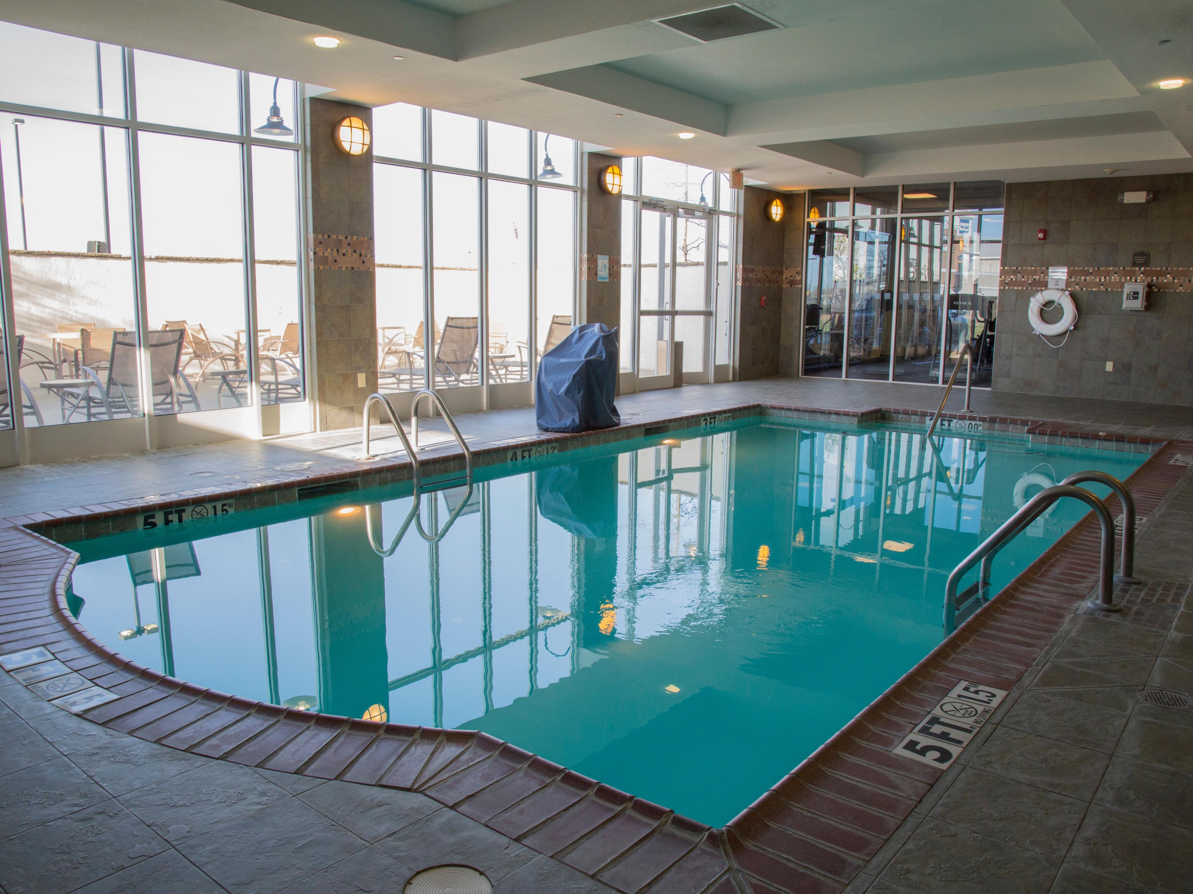 عندما تقيم في فندق هوليداي إن بيرل - منطقة جاكسون ، يمكنك أن تبدأ صباحك مباشرة ببضع لفات في مسبحنا الداخلي أو تهدئة يومك بنقع مريح. لا يوجد مكان أفضل للتغلب على حرارة الصيف الجنوبية في المسيسيبي من مياهنا النقية. بمجرد السباحة في المسبح الرائع ، لن ترغب في الخروج منه.