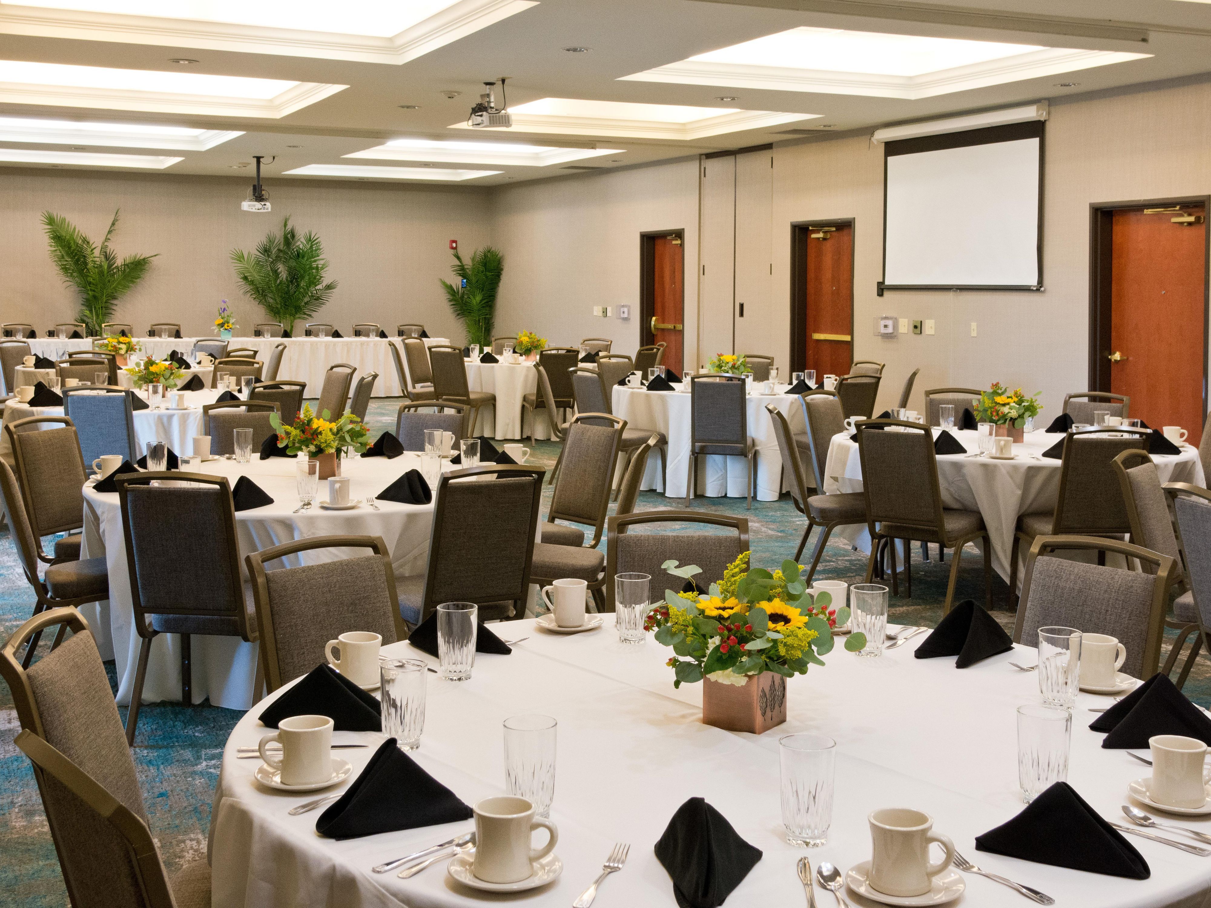 هل تبحث عن مكان واسع وعصري للمناسبات يسعد ضيوفك؟ ثم احجز اجتماعك التجاري المهم التالي ، أو حفل زفافك ، أو مؤتمر متخصص في قاعة الاحتفالات الراقية الخاصة بنا. هناك الكثير الذي يمكنك القيام به مع هذه المساحة الرائعة التي تبلغ مساحتها 2,184 قدمًا مربعًا والتي يمكن تقسيمها إلى 3 غرف أصغر.