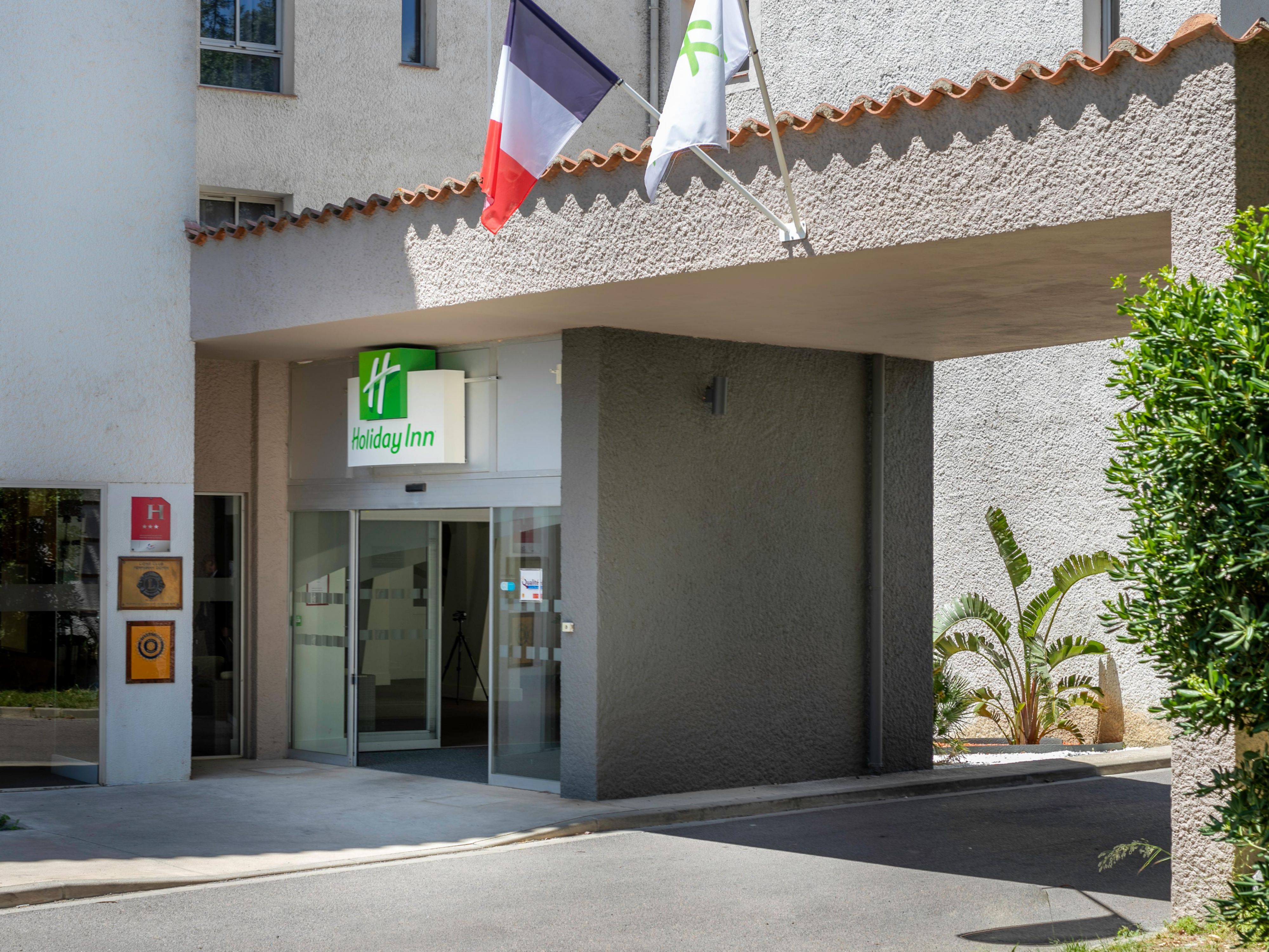 L'Holiday Inn ® Perpignan dispose d'un parking gratuit et sécurisé de 101 places. Ce parking est parfait pour les voitures, les motos et aussi les bus. Vous pouvez simplement déposer votre voiture devant la réception.