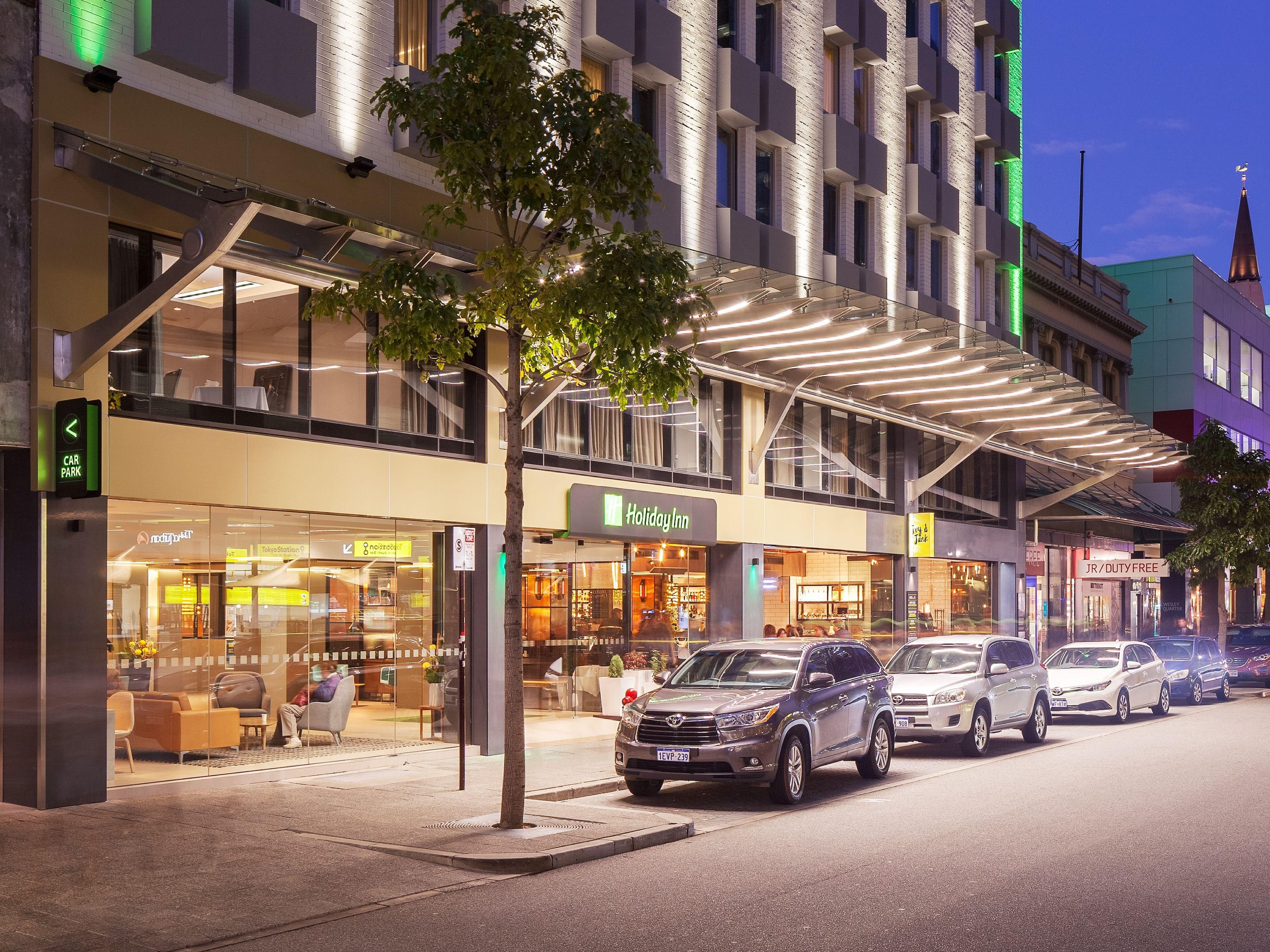 ¿Conduciendo hasta el hotel? Disfrute de la comodidad de un estacionamiento seguro en el Holiday Inn Perth City Centre. Con servicio de valet parking (sujeto a disponibilidad) y estacionamiento propio disponible, tenemos opciones para adaptarnos a sus preferencias. 