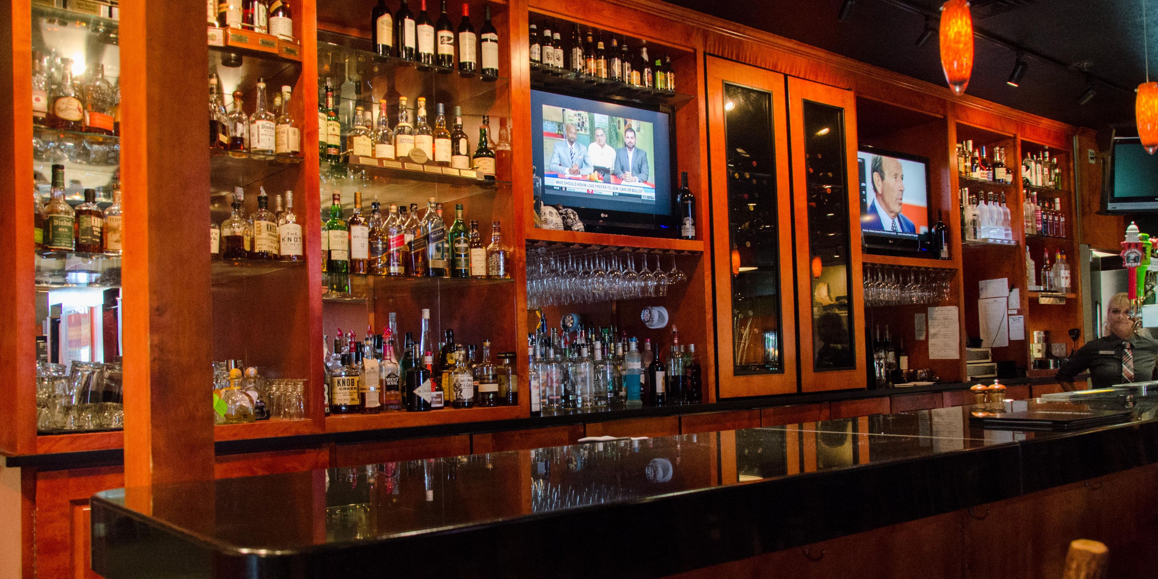 Grab a refreshing drink in the bar at Thunder Bay Grille