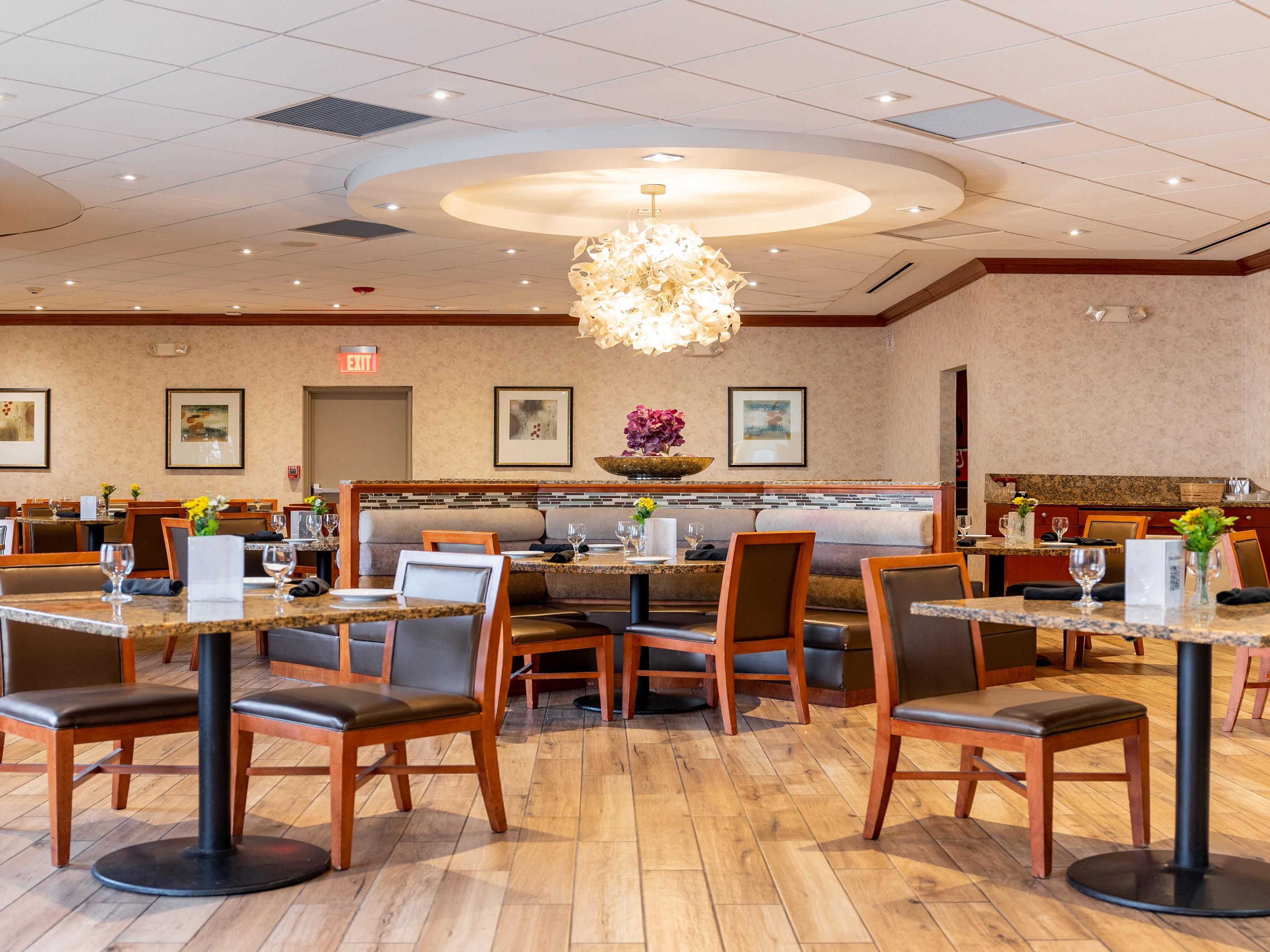 Fuel your day with our a la carte breakfast, grab a mouthwatering sandwich, savory soup, and crisp salad for lunch, or enjoy a flavorful dinner featuring seasonal favorites prepared by our culinary experts. Don’t forget to join us for Happy Hour on weekdays 4:30 PM – 6:30 PM for specialty cocktails and imported beer.