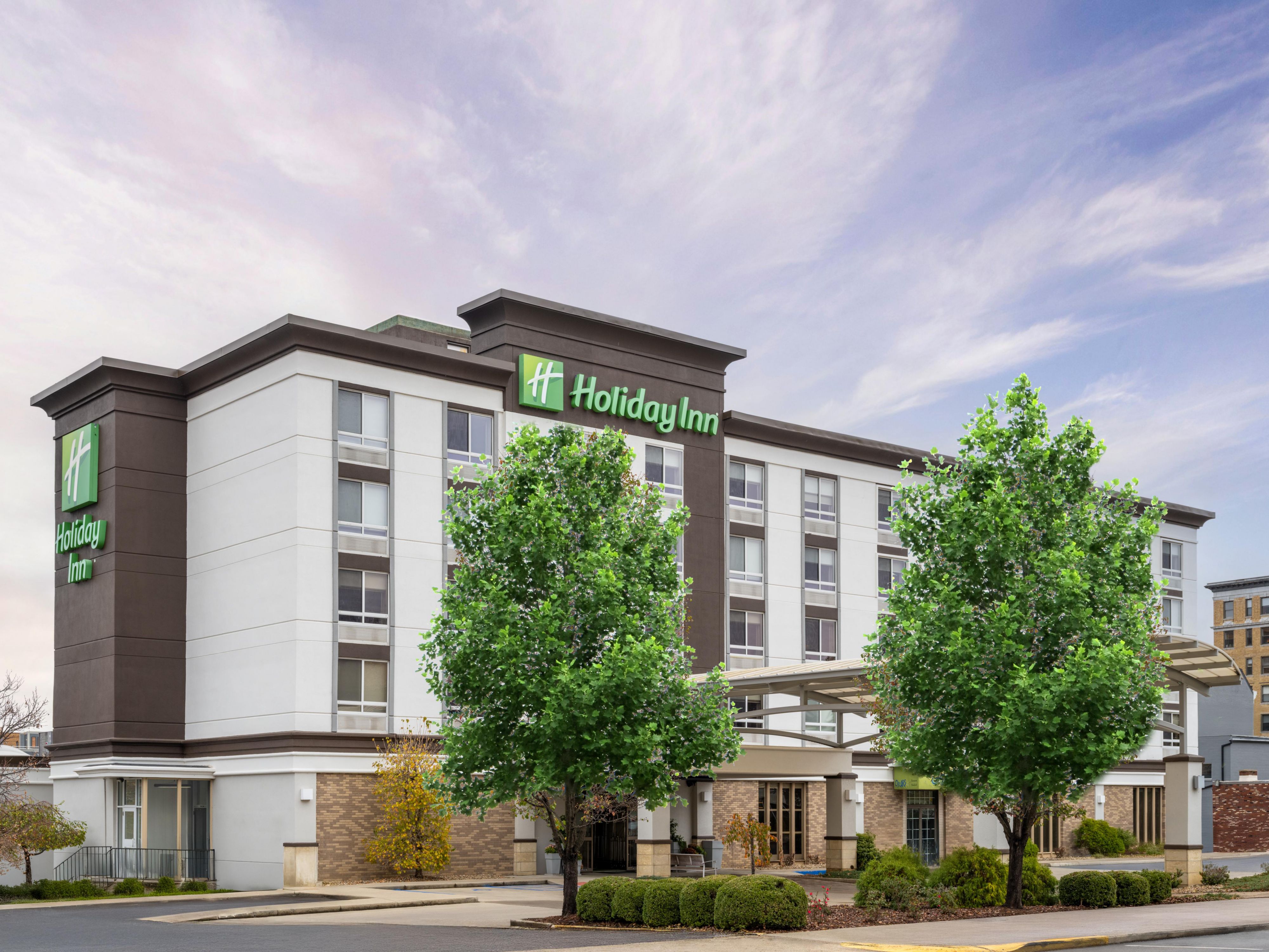 The Holiday Inn Portsmouth Downtown hotel is an oasis of comforts where convenience meets high-quality services. Take advantage of all we have to offer our guests, like our soothing indoor pool, fully-equipped fitness center, and our complimentary self-service parking. When you stay with us, you’re staying with hosts who offer the most.