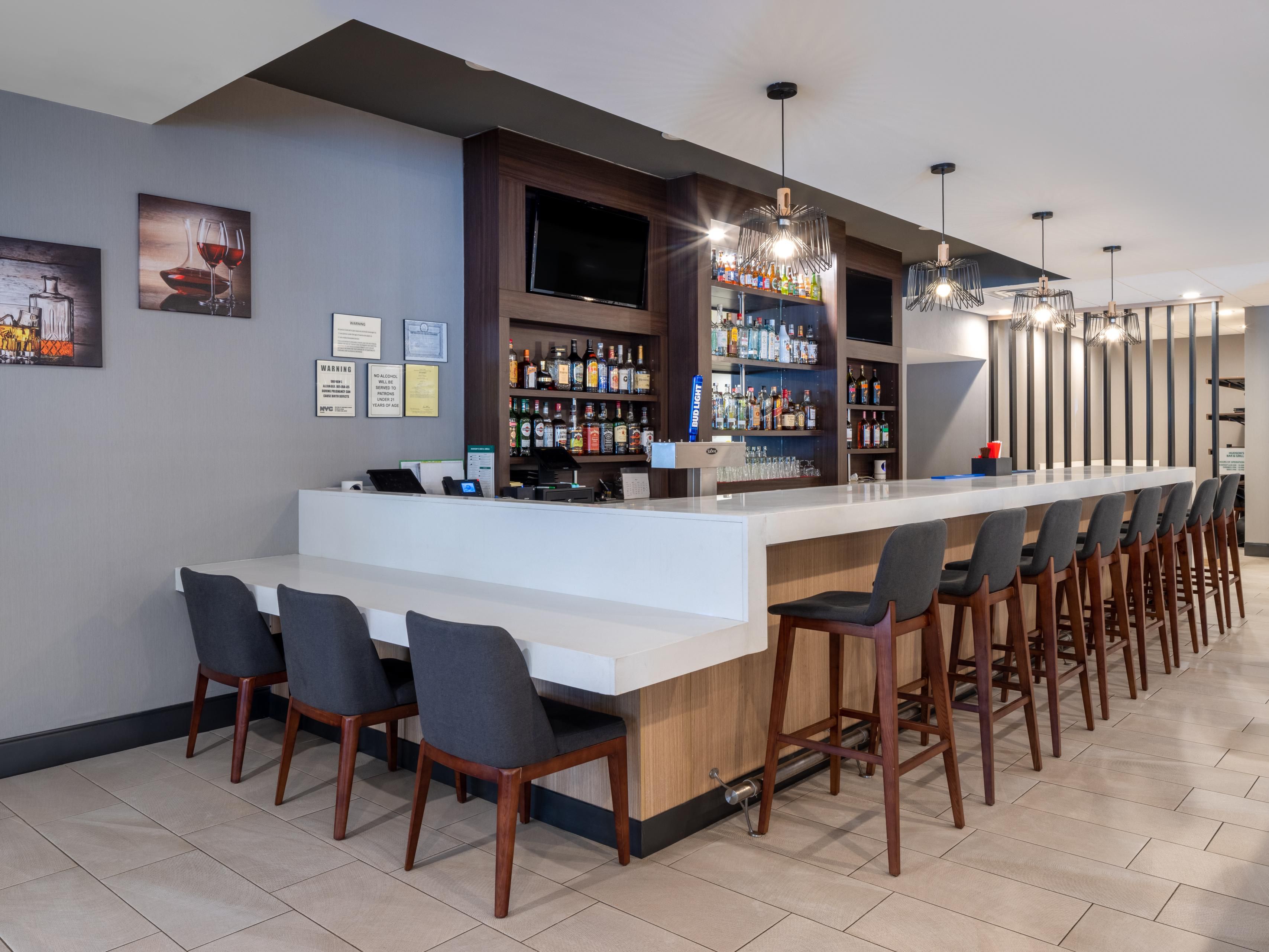Enjoy comfort food and pub fare at Hudson's Bar & Grill, our onsite restaurant serving breakfast and dinner.  Choose from eggs and bacon, burgers, sandwiches, salads, and desserts. Plus, delight in handcrafted cocktails at our bar. Breakfast hours: Monday to Friday, 6:30 AM to 9:30 AM; Saturday and Sunday, 7AM to 10AM. Dinner 6PM to 10PM Daily.
