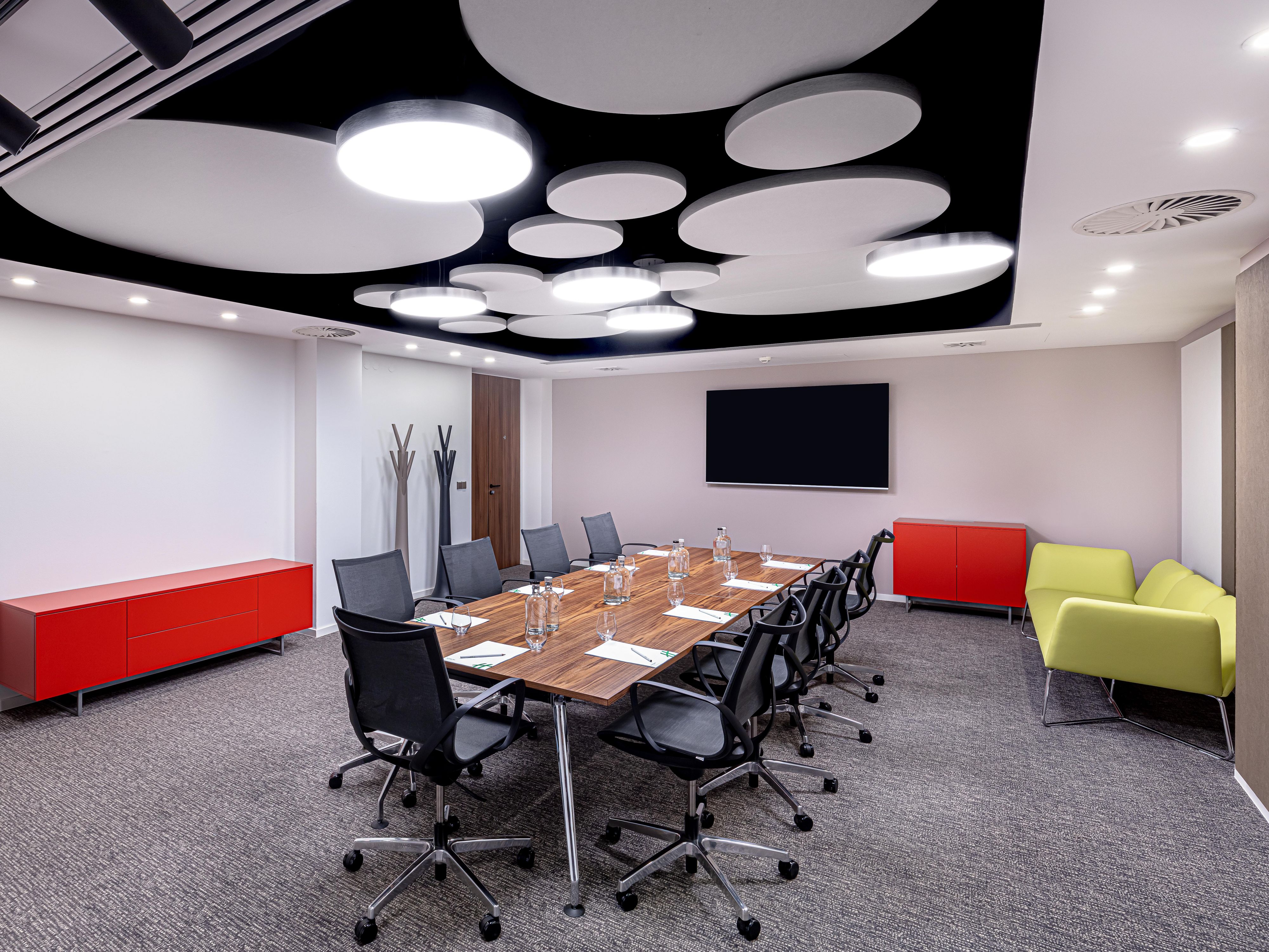 Holiday Inn Prague is the ideal venue for local and international events, thanks to its ideal location. You can use its 6 conference rooms for up to 200 people, modern technical equipment, catering, and other high-quality services to ensure a successful event in Prague. Complimentary Wi-Fi is available.