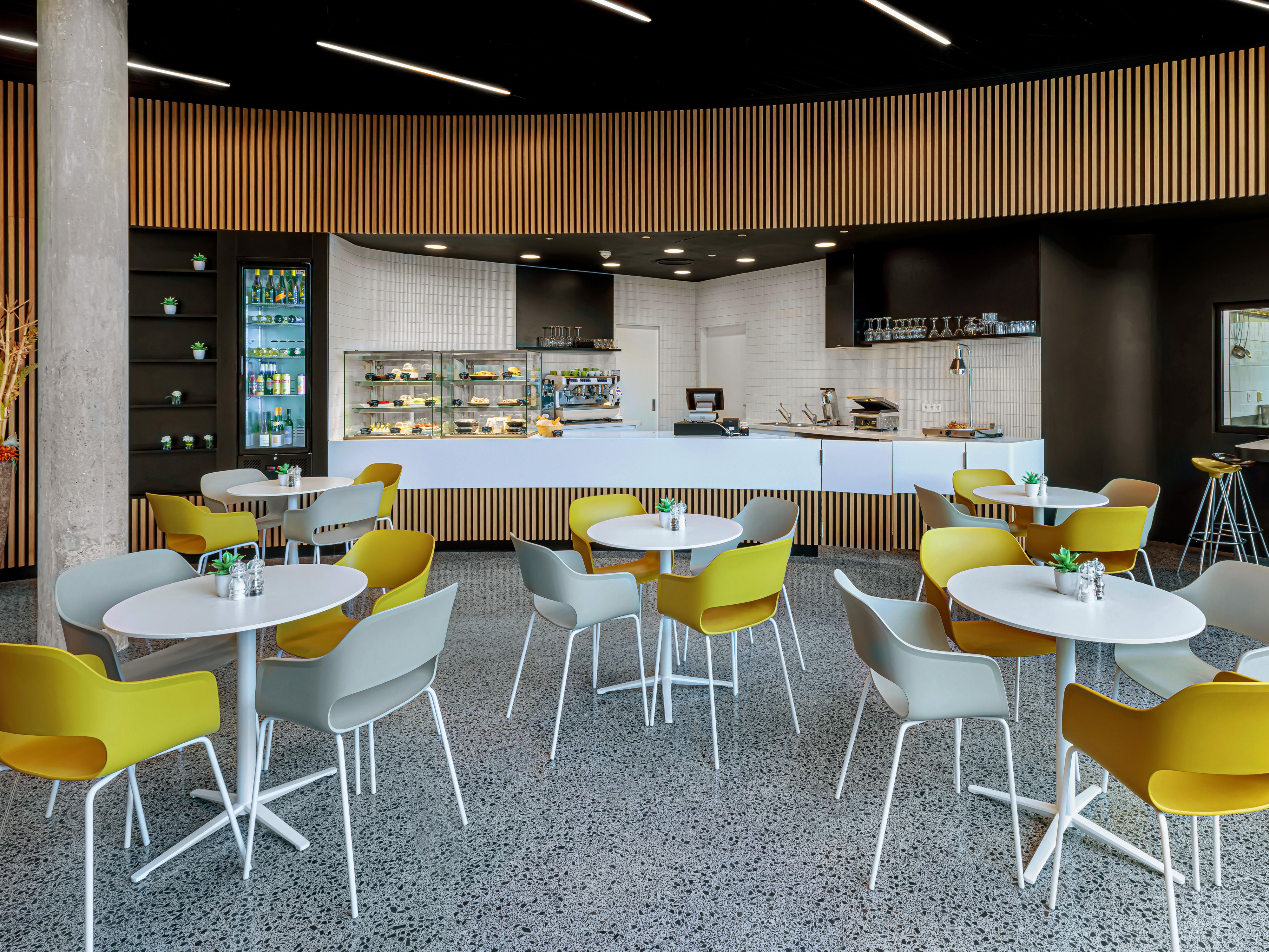 Looking for a tasty, high-quality, fast and pleasant place for breakfast or lunch? Our newly renovated Délicatesse Bistro is the right place. The lunch menu is varied, with stewed  or grill food, fish, poultry, pasta or vegetarian food.