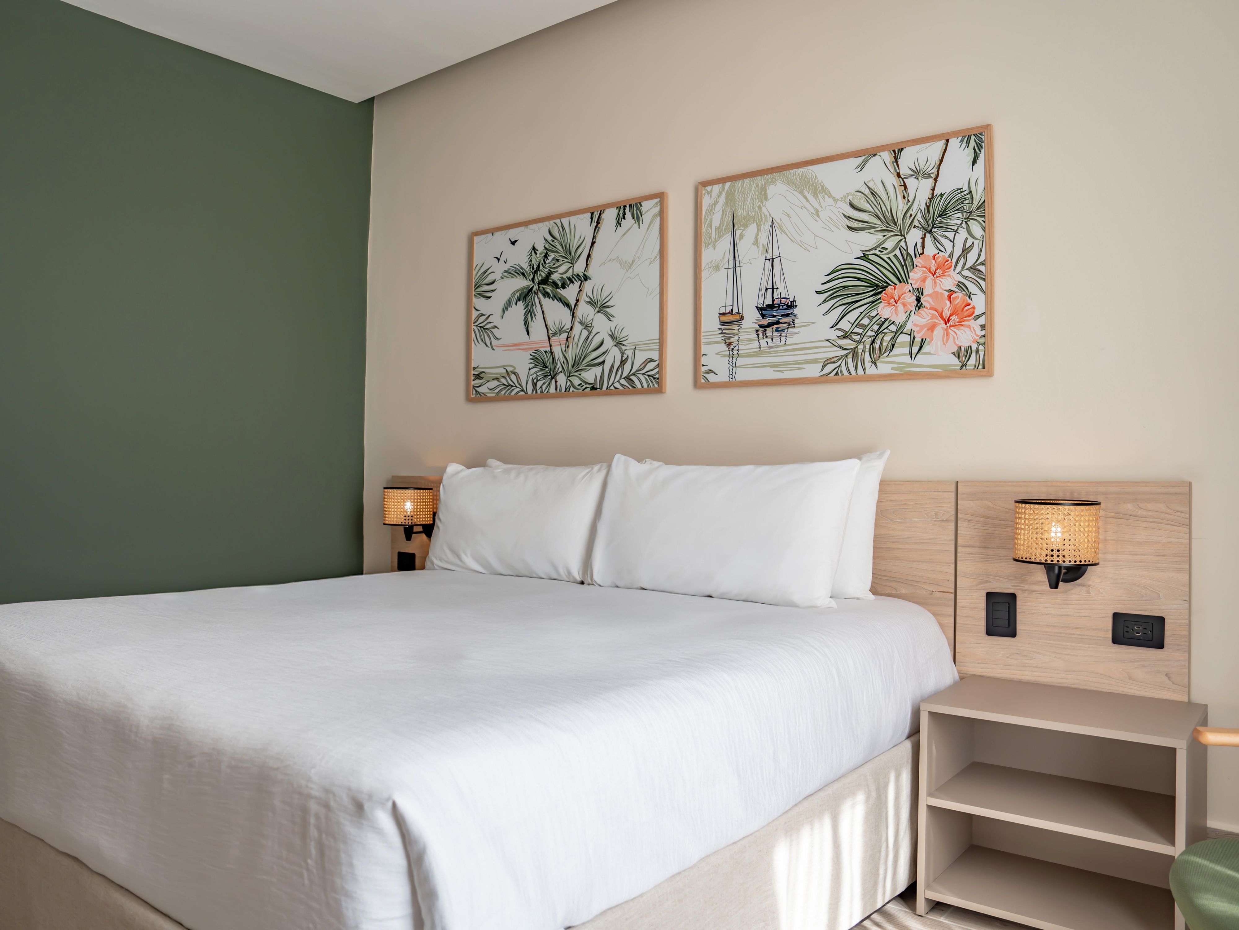 Standard room with 1 comfortable king-size bed