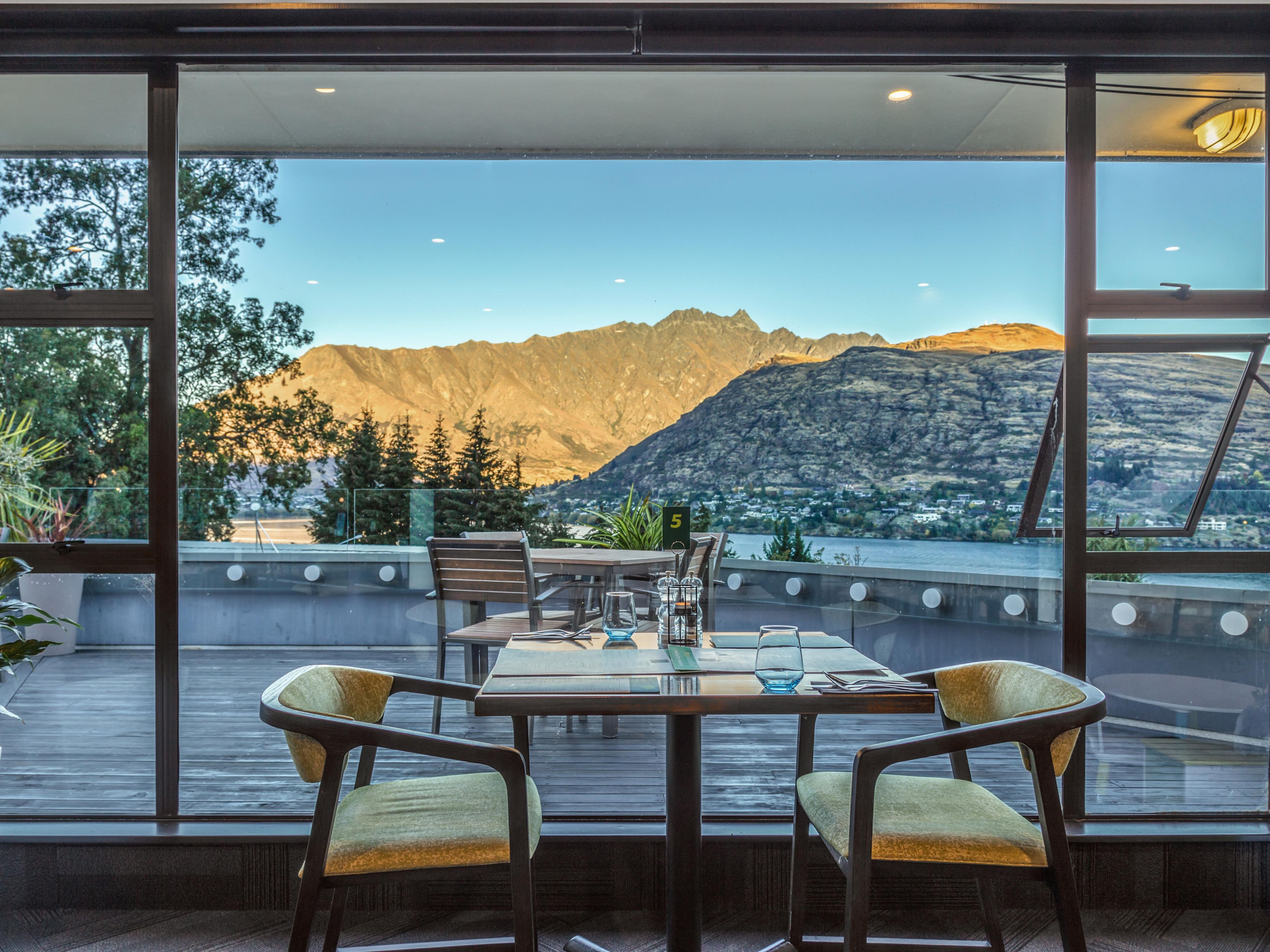 Immerse yourself in a culinary journey at Lake View Dining. Positioned to offer panoramic views of Lake Wakatipu, each dining experience is accentuated by the mesmerizing backdrop. Our menu showcases a harmonious blend of international flavors and local ingredients.