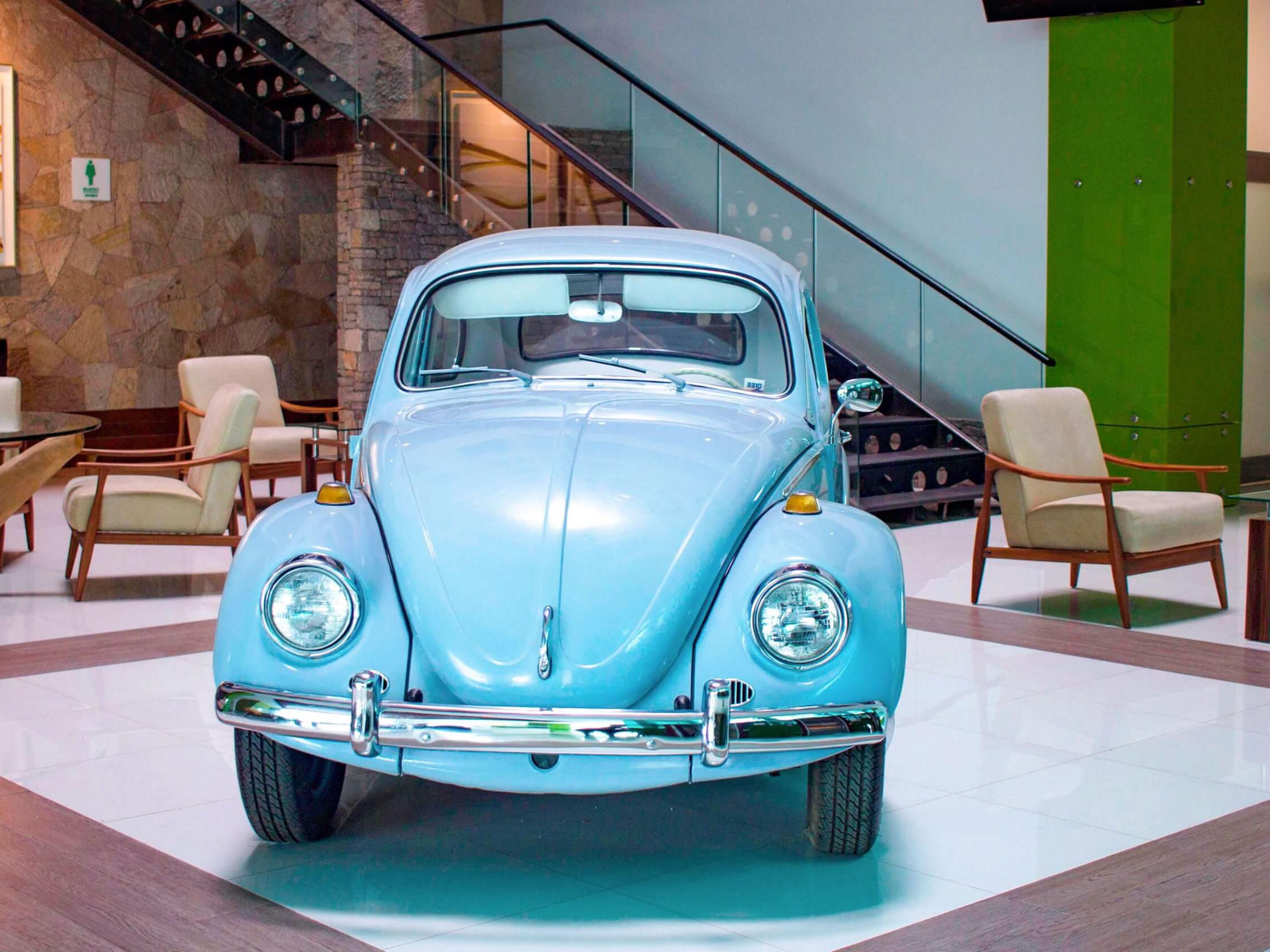 During your stay be amazed by our permanent collection of classic cars, especially our 66 Ford Mustang, which is suspended in our lobby. Also, surprise yourself with the magic of the historic center of Querétaro (World Heritage Site), enjoy our proximity to luxury boutiques and the Zibatá golf course. Reserve now!