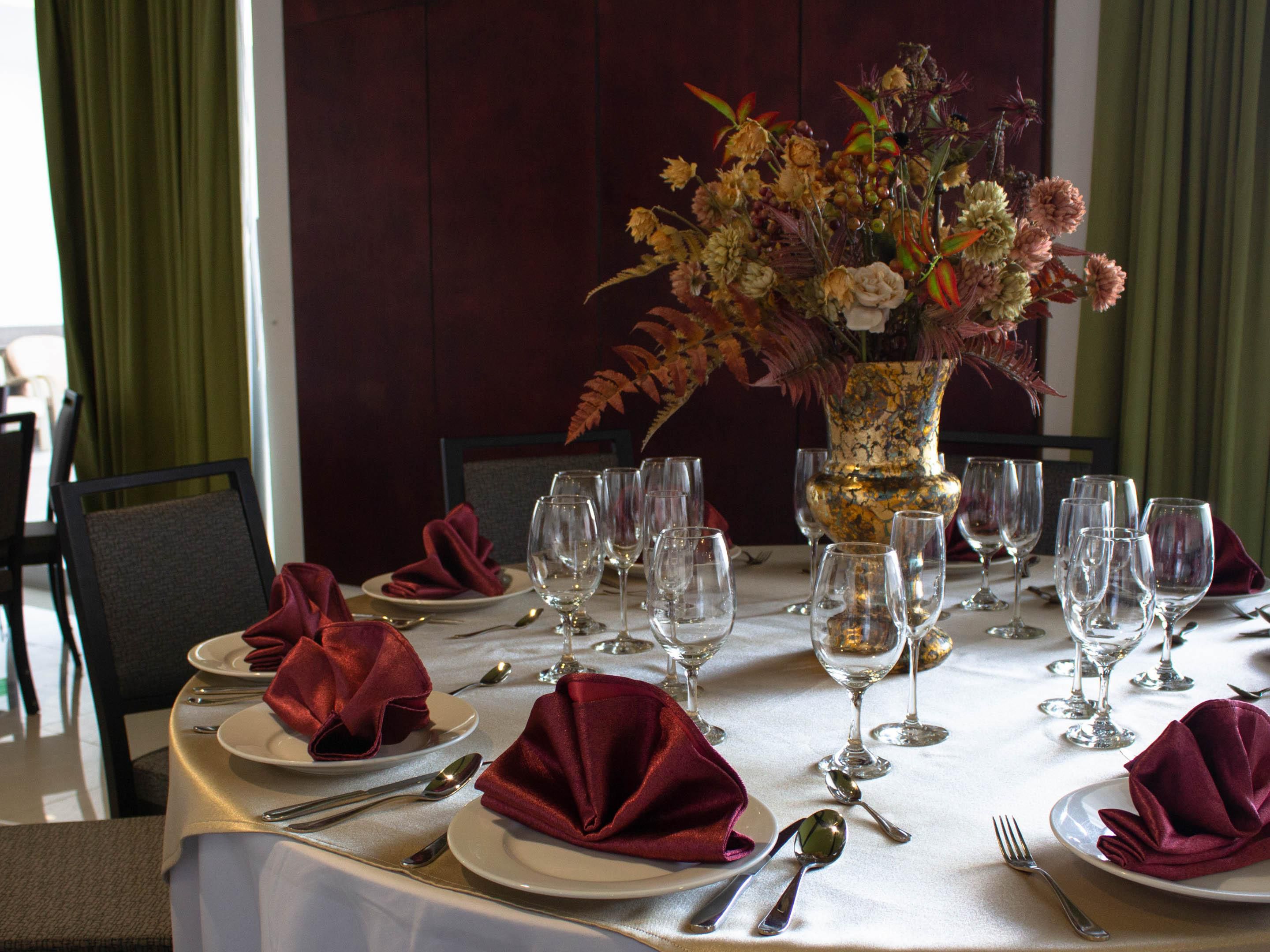 Celebrate in our ballrooms all your family or corporate special occasions. 
We have 7 venues with a capacity of 15 to 150 people and 2 executive rooms. In addition, the architectural design of our spaces will allow you total freedom for the decoration that you have always dreamed of.