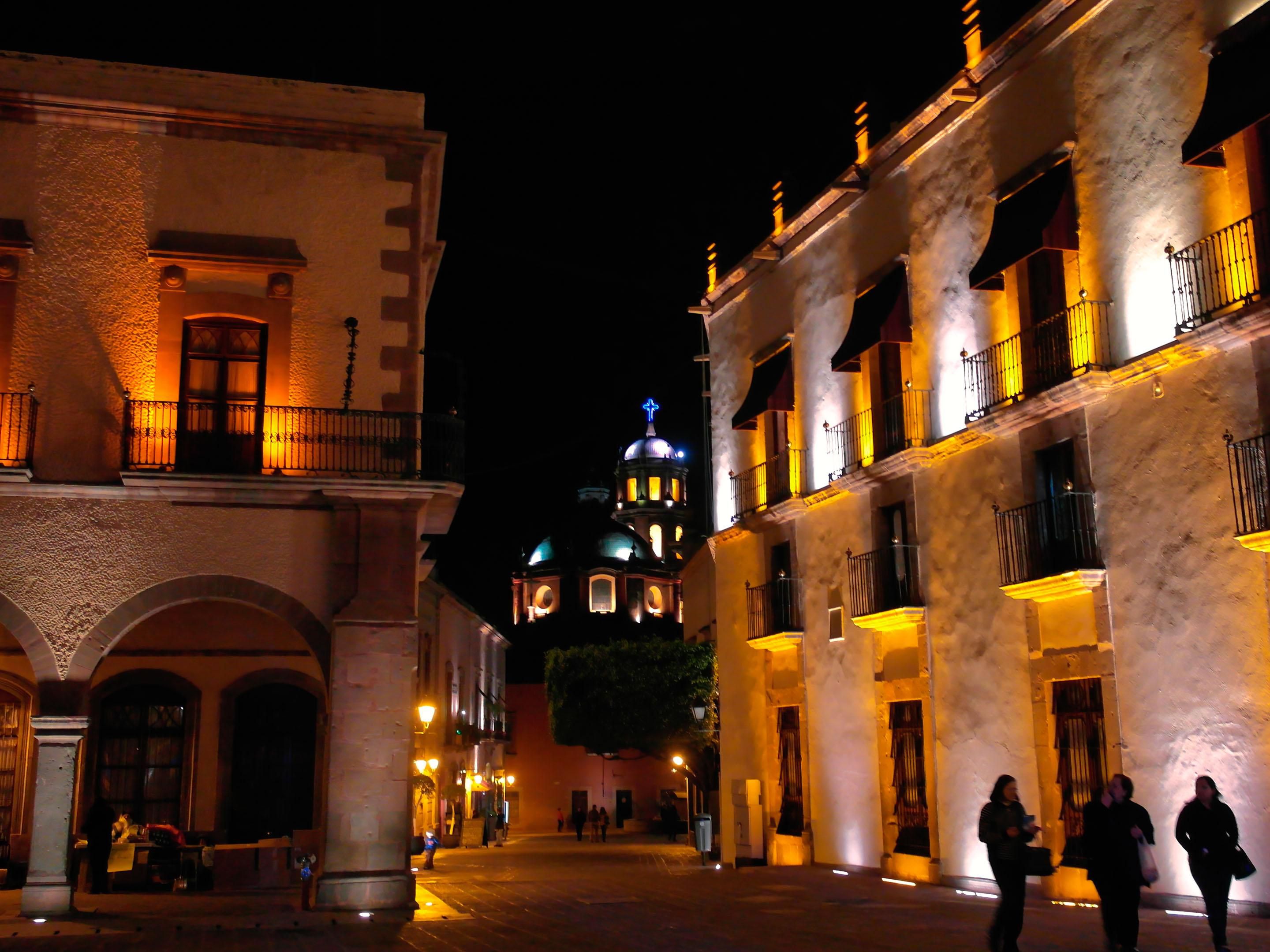 De viaje o de placer… disfruta nuestra cercanía a los principales puntos de interés turístico y corporativo.

Centro histórico (10 min.)
Campo de Golf Zibatá (20 min)
Plazas comerciales (5 min.)
Avenidas principales (2 min.)
Centro de convenciones (15 min.)
Parques industriales (20-30 min.)
Aeropuerto Intercontinental de Querétaro (28 min.)