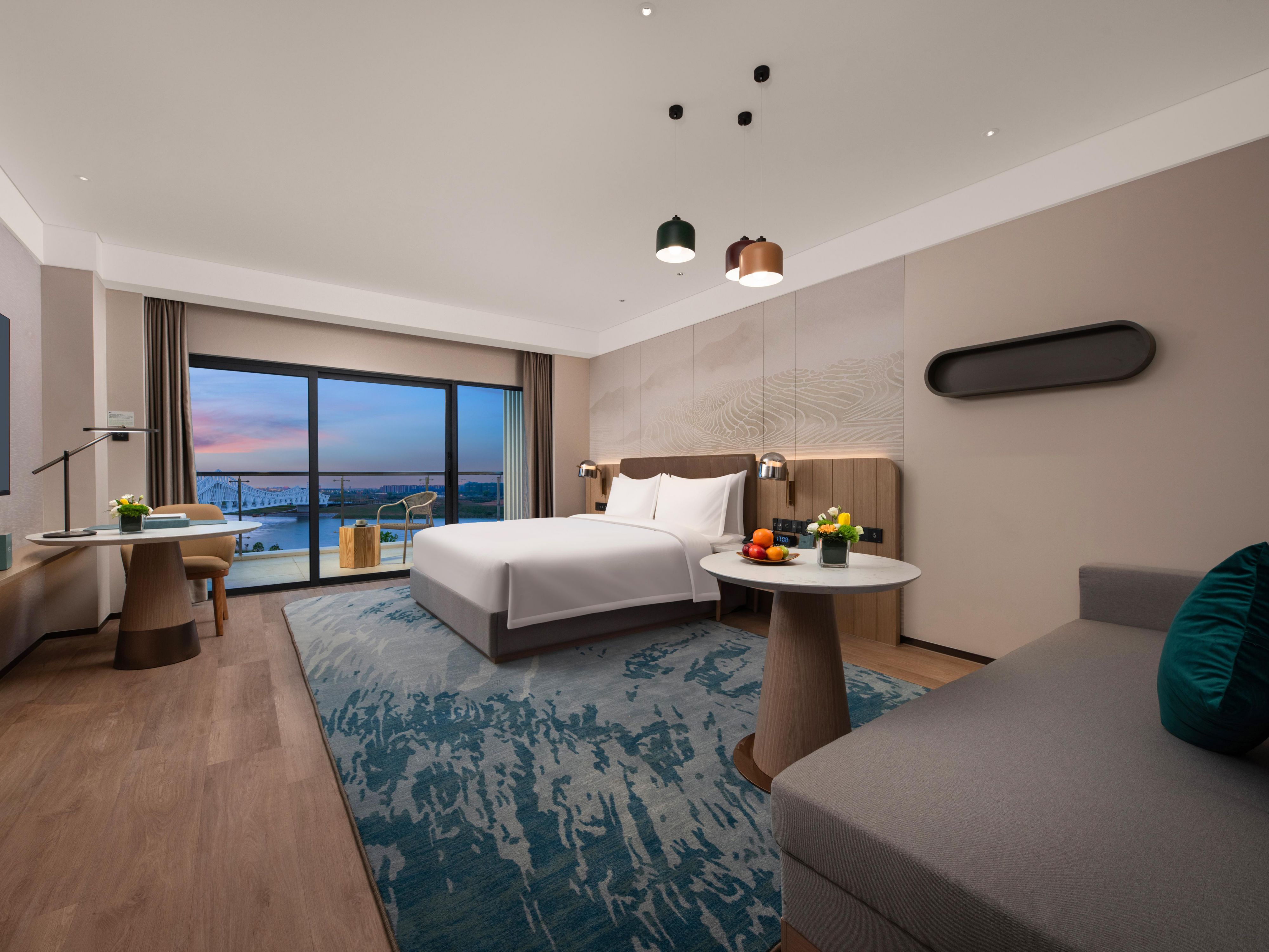 Immerse in local tea culture elements, enjoy the tranquil lake view, and embrace a blend of fashion and serenity.
