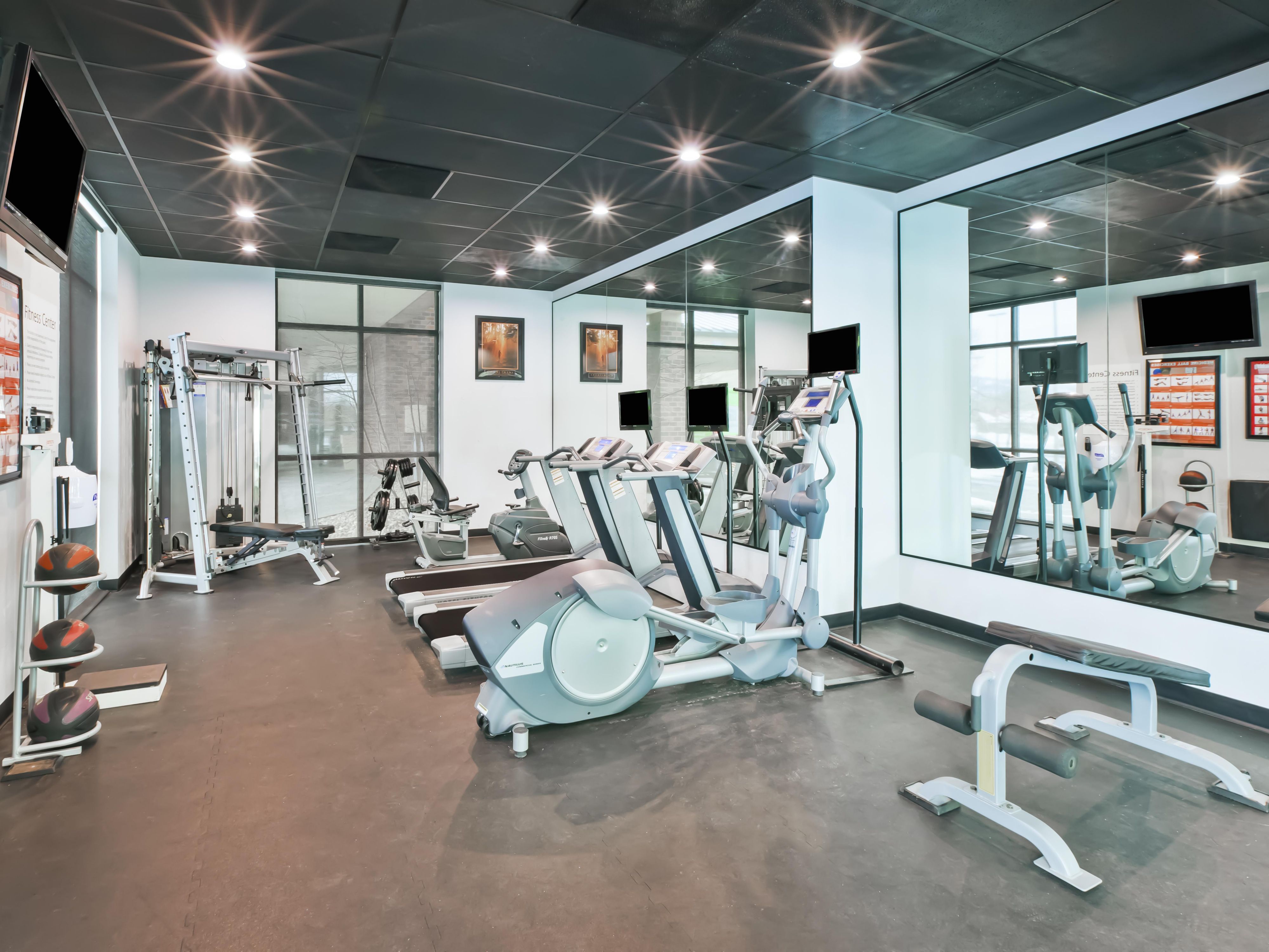 Duy trì thói quen khi đi du lịch là điều quan trọng, đặc biệt là khi bạn thiếu thời gian và thường xuyên di chuyển. Chúng tôi nhận được nó. Tập luyện phù hợp — ngay khi bạn muốn — giúp bạn tập trung, tràn đầy năng lượng và hoàn thành trận đấu. Vì vậy, hãy nạp năng lượng và cảm thấy sẵn sàng cho bất cứ điều gì với hồ bơi trong nhà hoặc trung tâm thể dục của chúng tôi.