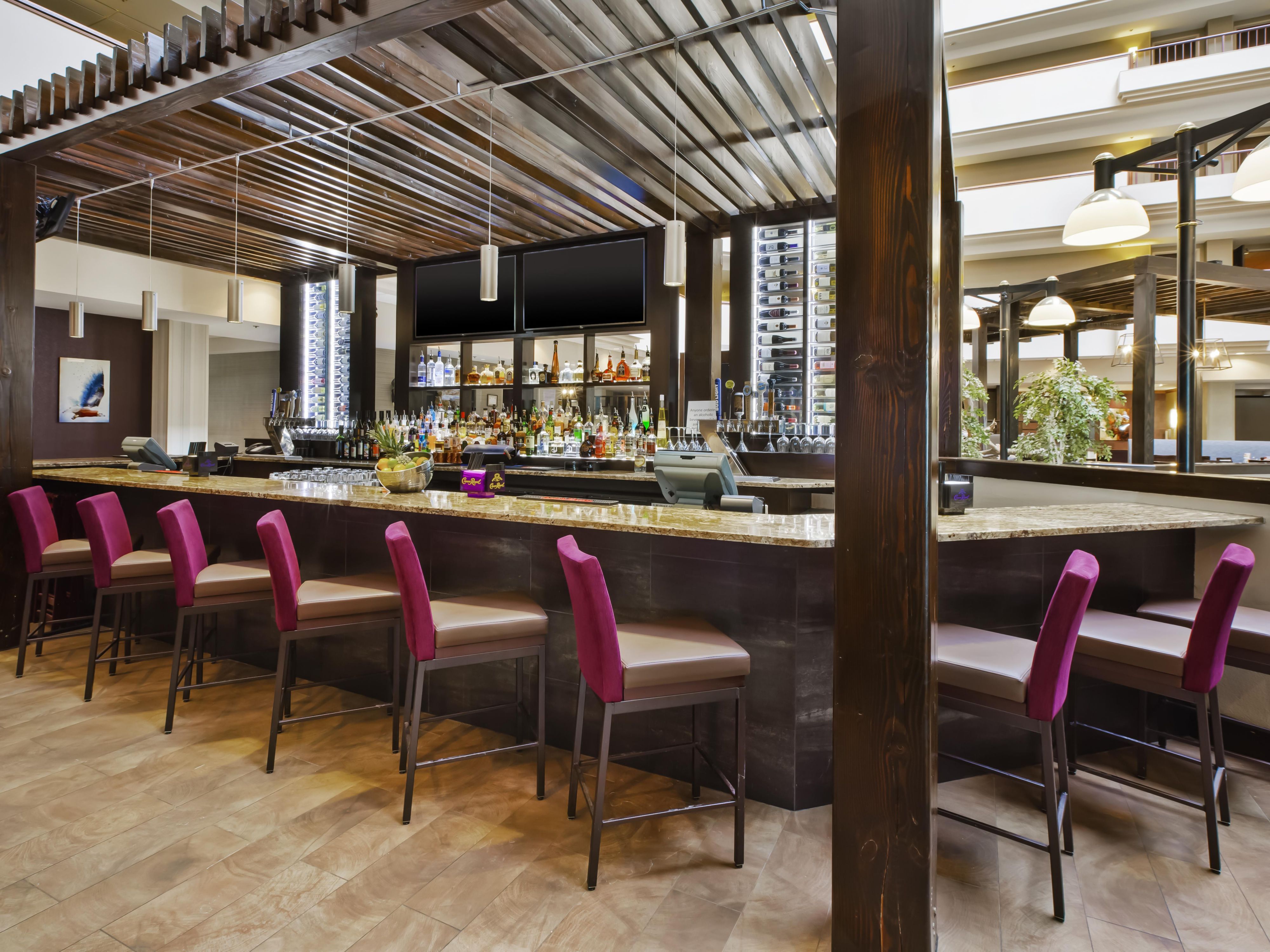 Thưởng thức bữa sáng trưa hoặc tối, trong không gian giếng trời của chúng tôi tại Gold Bison Grill. Dễ dàng và thuận tiện, chúng tôi cung cấp thực đơn theo chủ đề khu vực được chuẩn bị một cách chuyên nghiệp, nơi bạn có thể kích thích vị giác của mình với món Buffalo Burger thực sự hoặc món Sườn bò rừng Bison từng đoạt giải thưởng của chúng tôi. Nếu bạn muốn ở lại qua đêm, hãy để chúng tôi làm việc đó cho bạn. 