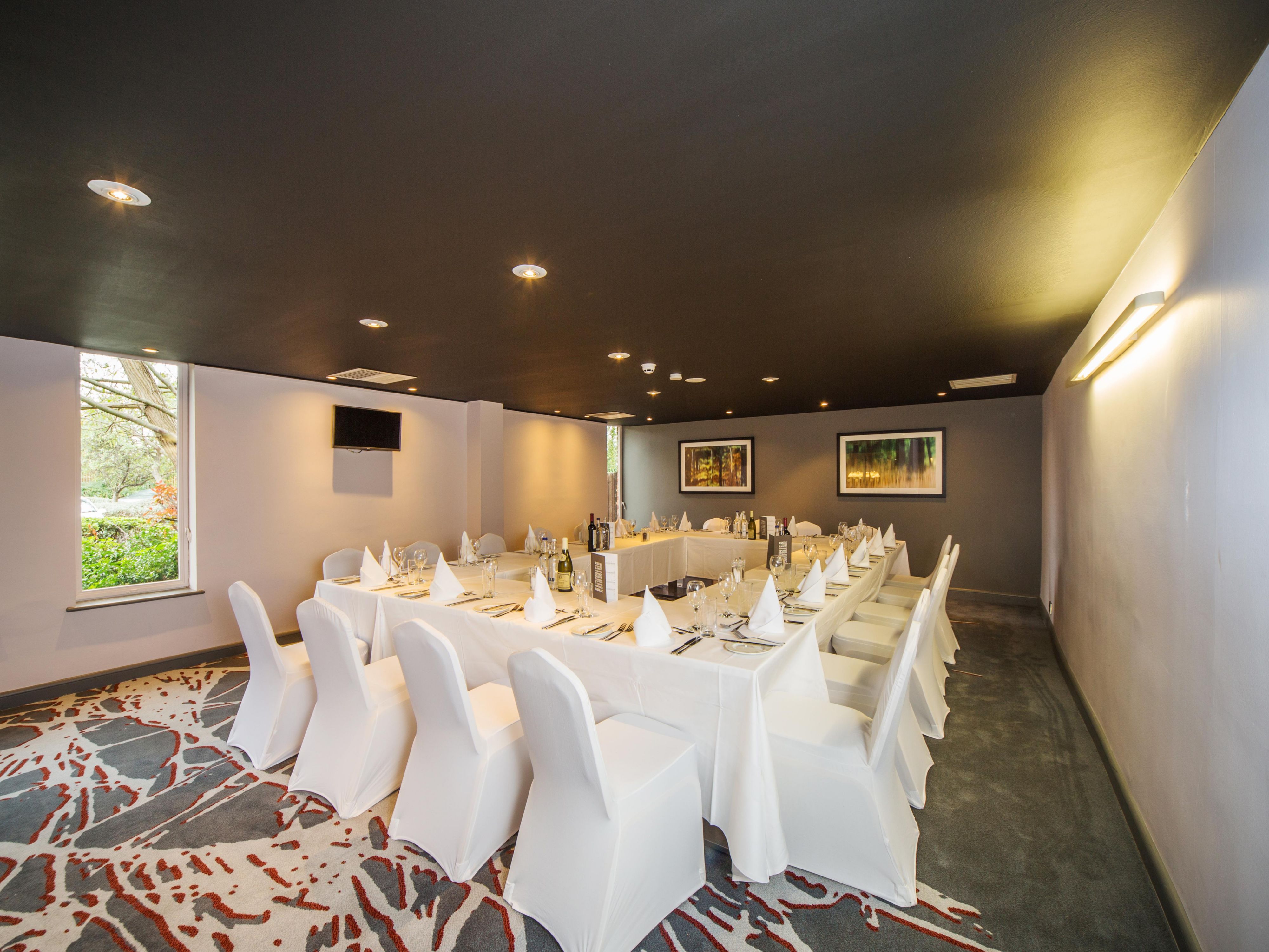 Here at the Holiday Inn Reading South, we offer a number of private dining solutions. Whether you're looking to organize an intimate dinner for a small group, or a large celebratory dinner for up to 180 guests, we have the perfect space for your event.