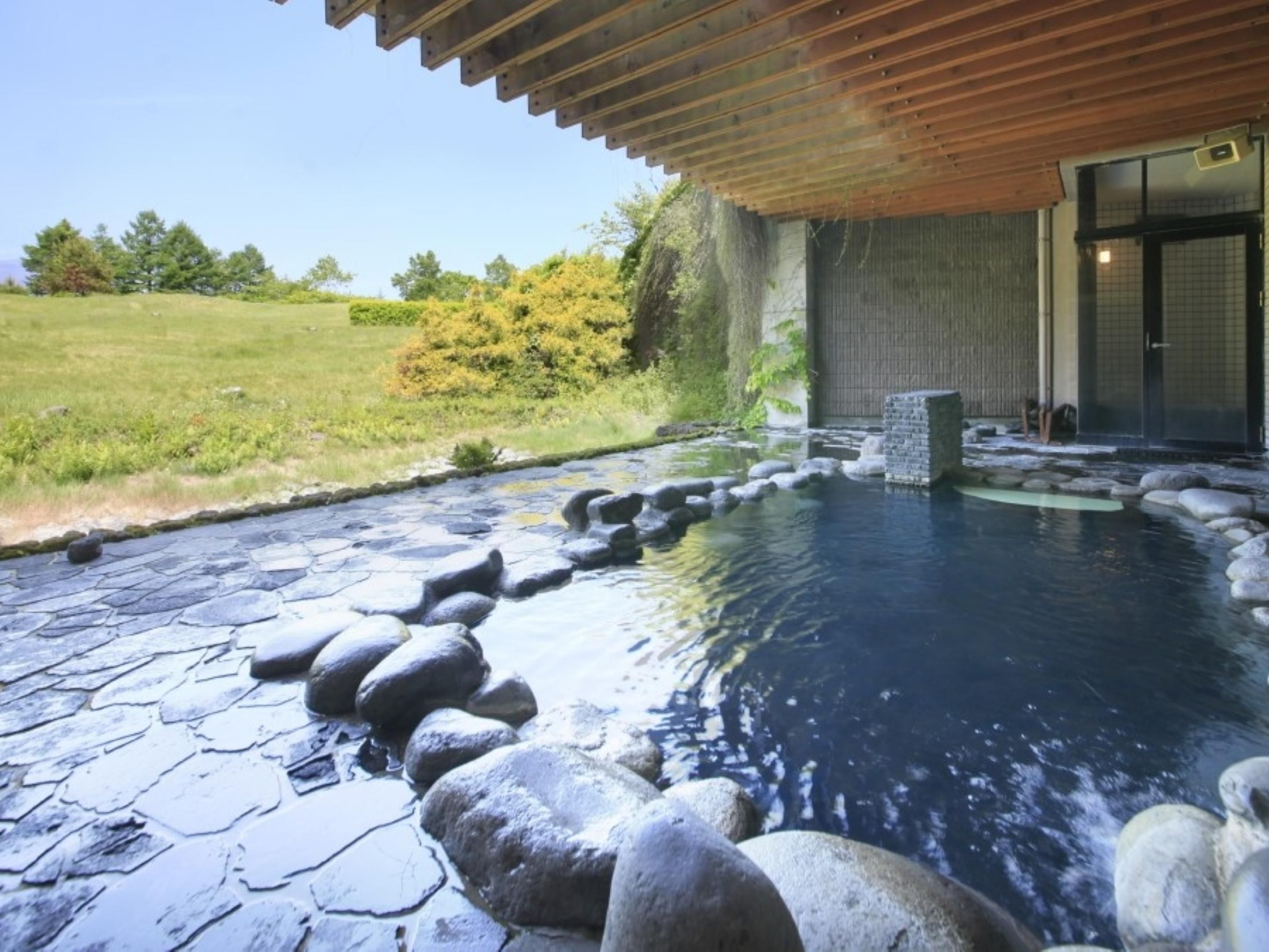 Aioi-no-Yu, our natural open-air hot spring, offers a serene escape to relax amidst nature’s beauty. Breathe in the fresh air and enjoy peaceful moments of stillness. Inside, the mist and dry saunas provide the ideal space to sweat, cool down, and rejuvenate, leaving you deeply relaxed and refreshed.