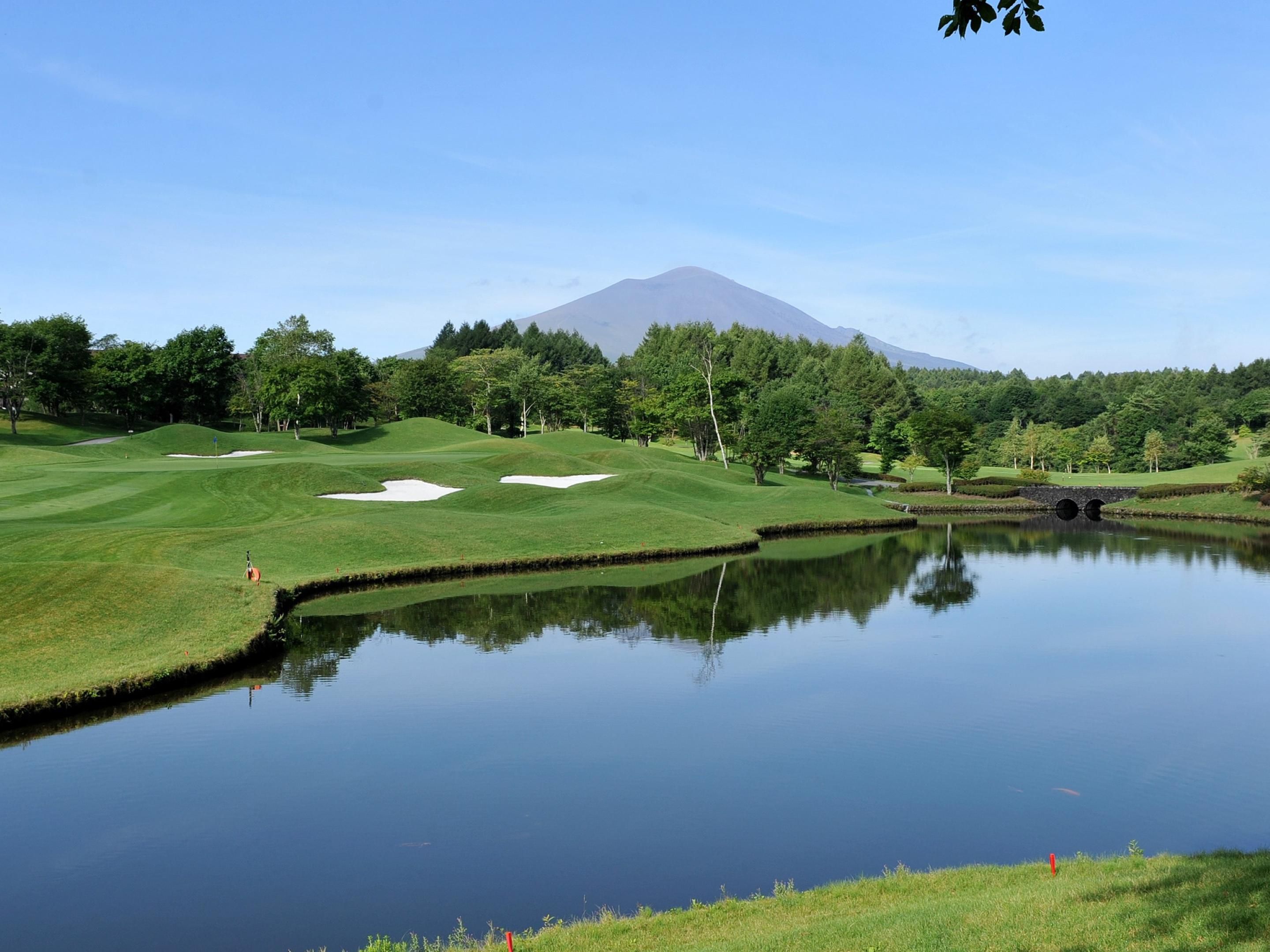 Set amidst the stunning natural beauty of Karuizawa, this unique golf course blends harmoniously with its surroundings. The cool-season grass, commonly found on prestigious courses, offers excellent cold resistance and durability, ensuring stable play. Enjoy strategic and captivating holes with the majestic Mount Asama as your backdrop.