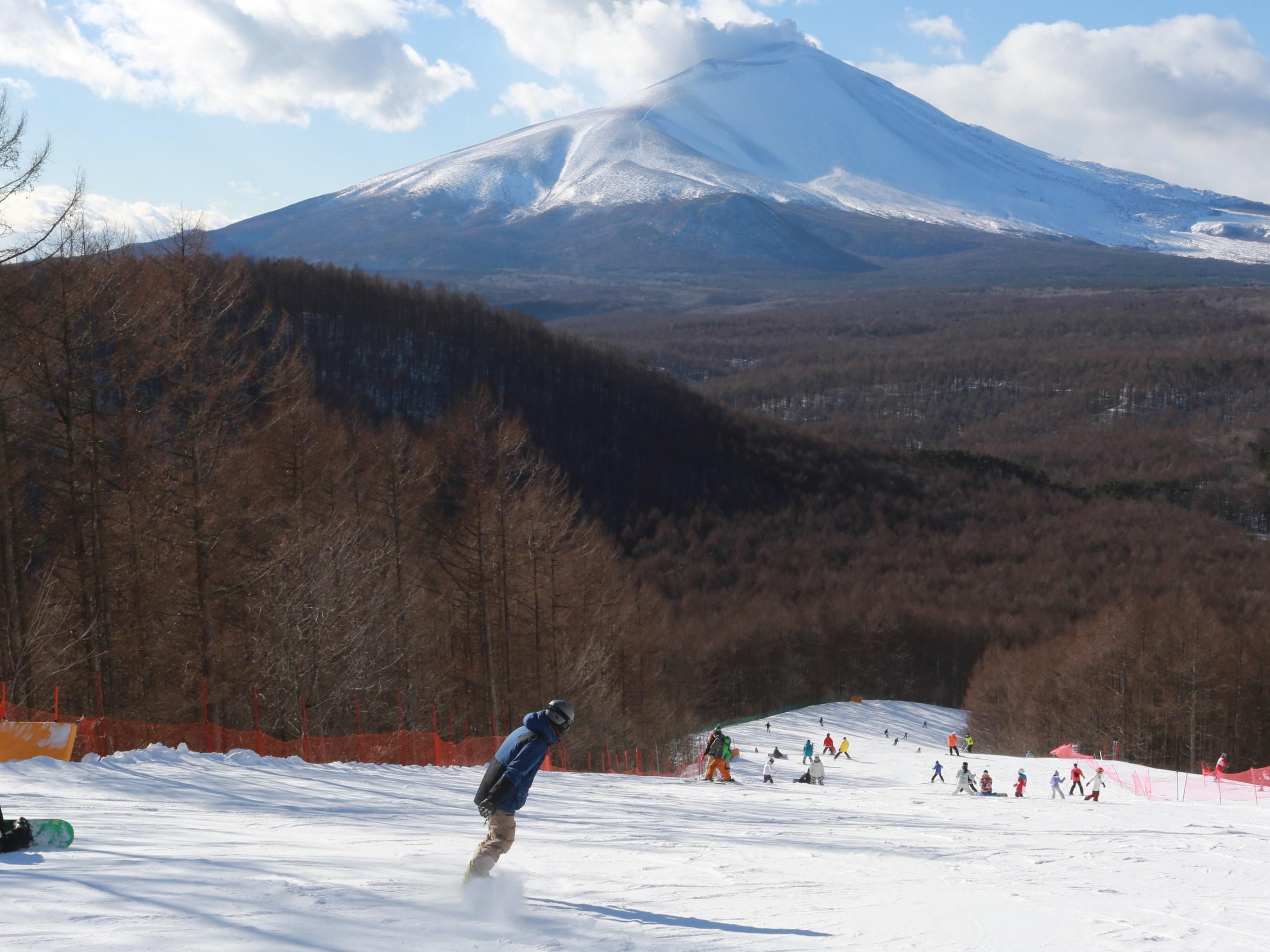 Enjoy seasonal activities year-round, from skiing in December and March to golfing from April to November. Immerse yourself in Karuizawa’s fresh air and natural sounds. Refresh your body through outdoor adventures, and unwind in our hot springs after a fulfilling day of activity.