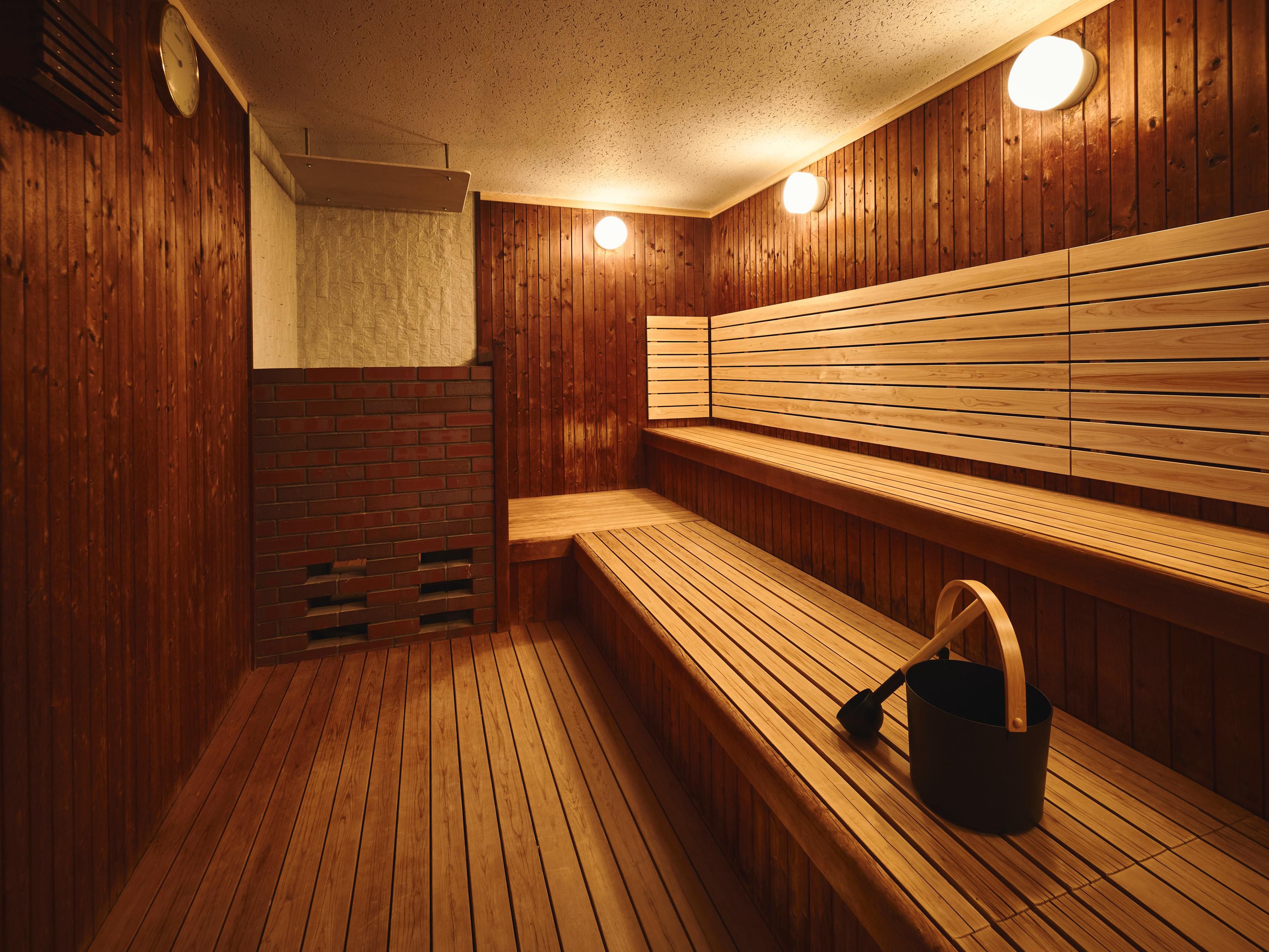 内湯のサウナはミストサウナとドライサウナを設置しておりサウナ好きの方にもオススメです。筋肉の緊張をほぐして心身のリラクゼーションを促すサウナ。大自然の中で整う心地よさを体感してください。