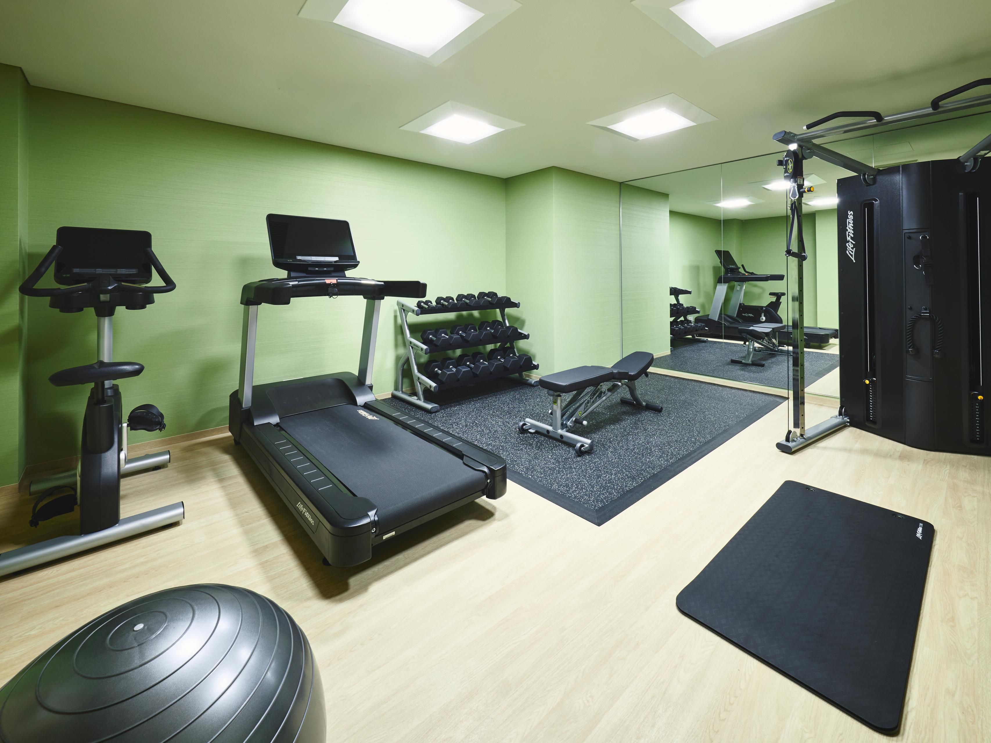 旅先でも身体を動かしたいお客様のために24時間のジムを完備。集中力を高められる澄み切った自然の中で心身を整えられます。