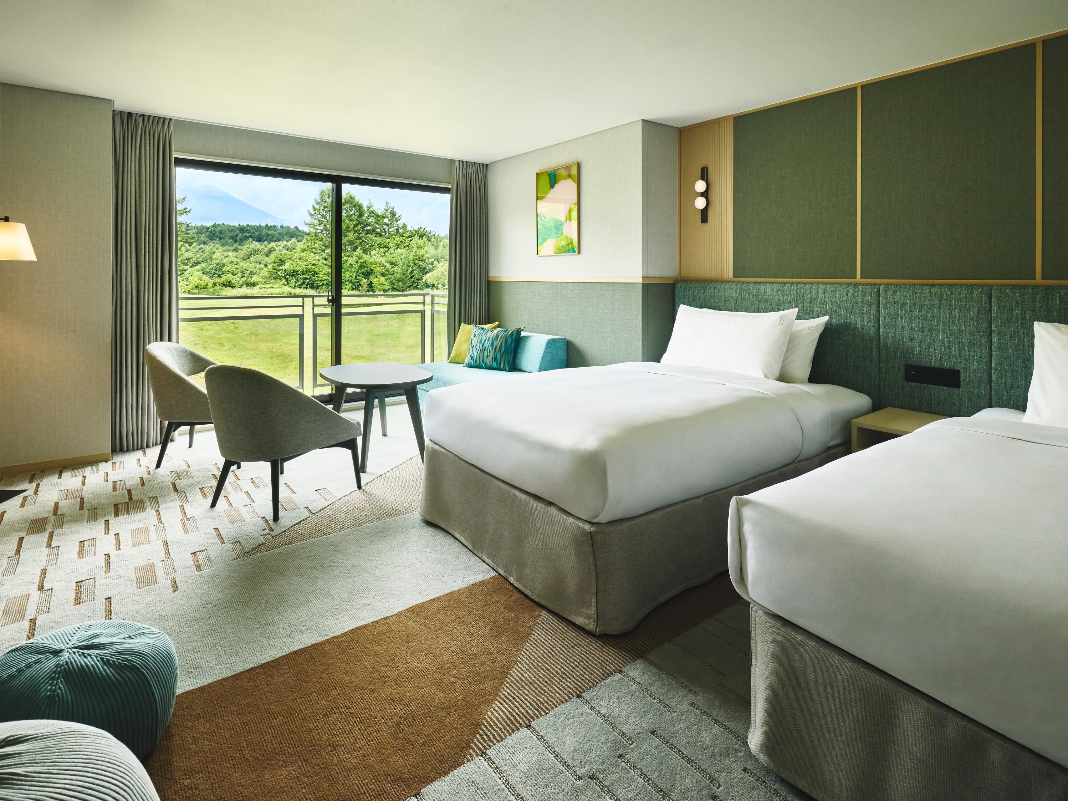 浅間山を眺望できるお部屋をはじめ、最大6名様まで利用ができるスイートルームをご用意しております。子供部屋があるキッズスイートは、アイコニックなデザインが特徴的。また、離れのコテージは愛犬と一緒に過ごすことができ、旅をもっと特別な時間にします。大切なご家族、友人と笑顔が溢れる思い出を。